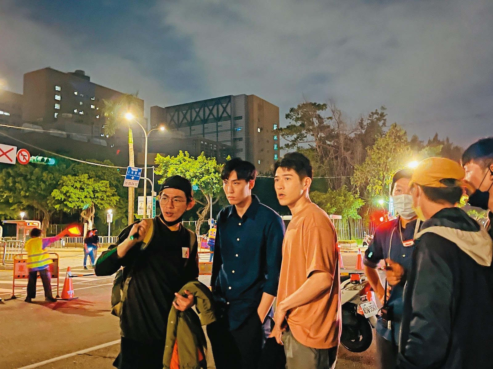 導演姜瑞智（左起）透過私下對余晉、吳岳擎觀察，現場為2人添加符合真實個性的橋段，強化角色。（結果娛樂提供）