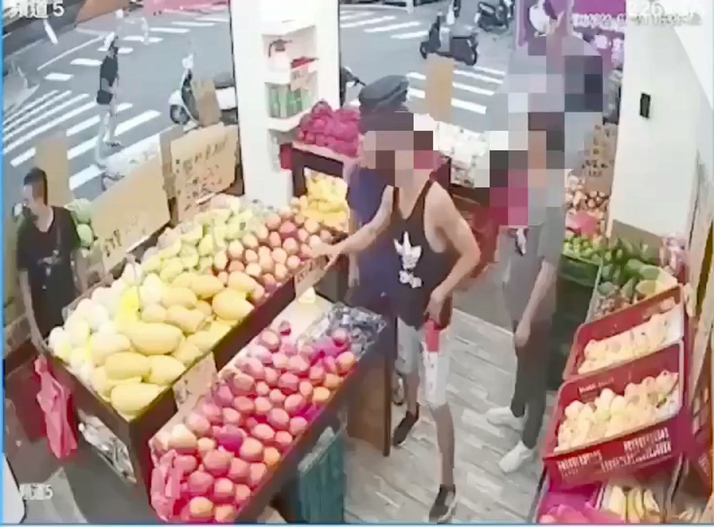 監視器拍下張男在水果行滋事畫面。（警方提供）