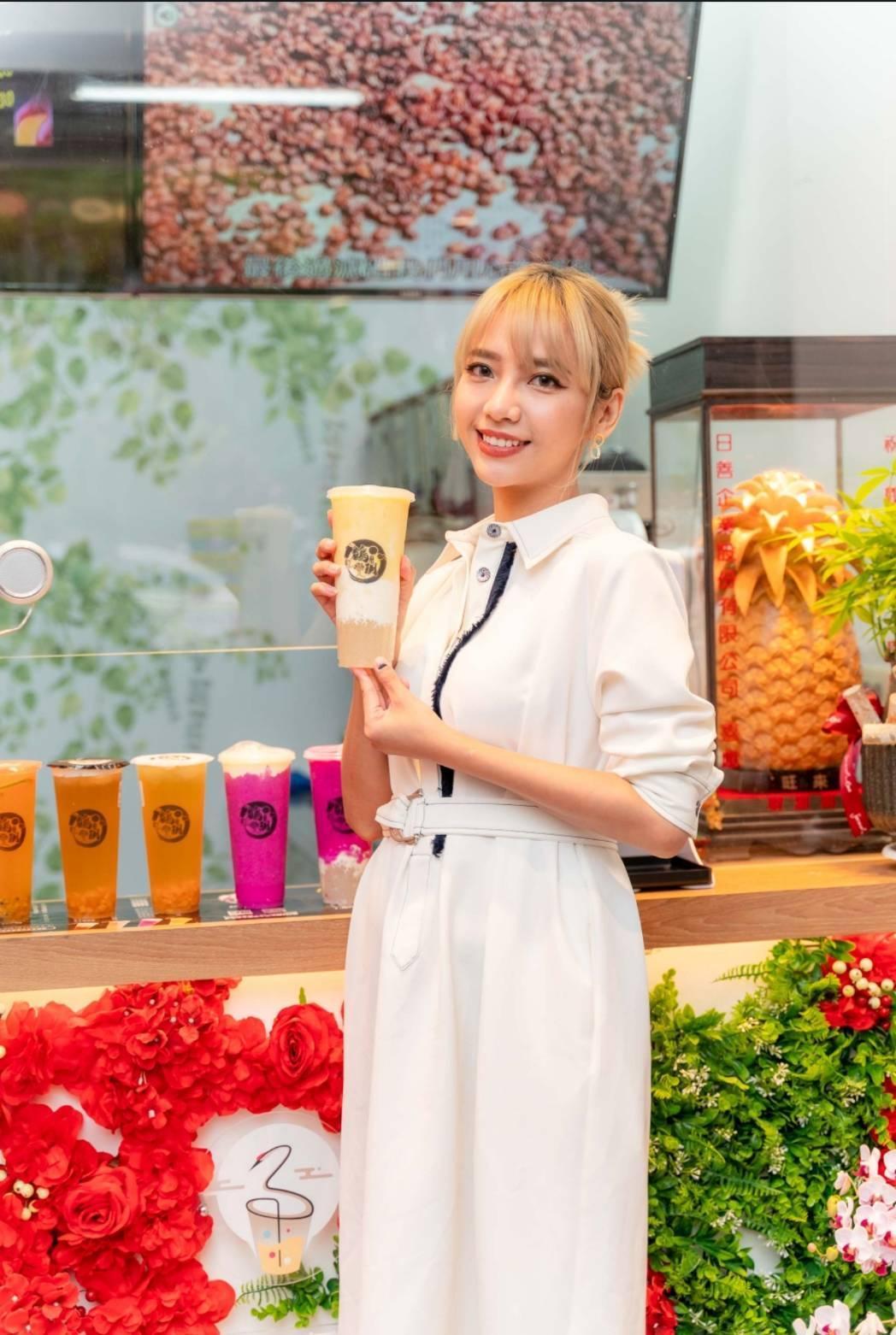 張琳昨日替新手搖飲品牌開幕擔任站台嘉賓。(鶴玥茶坊提供)