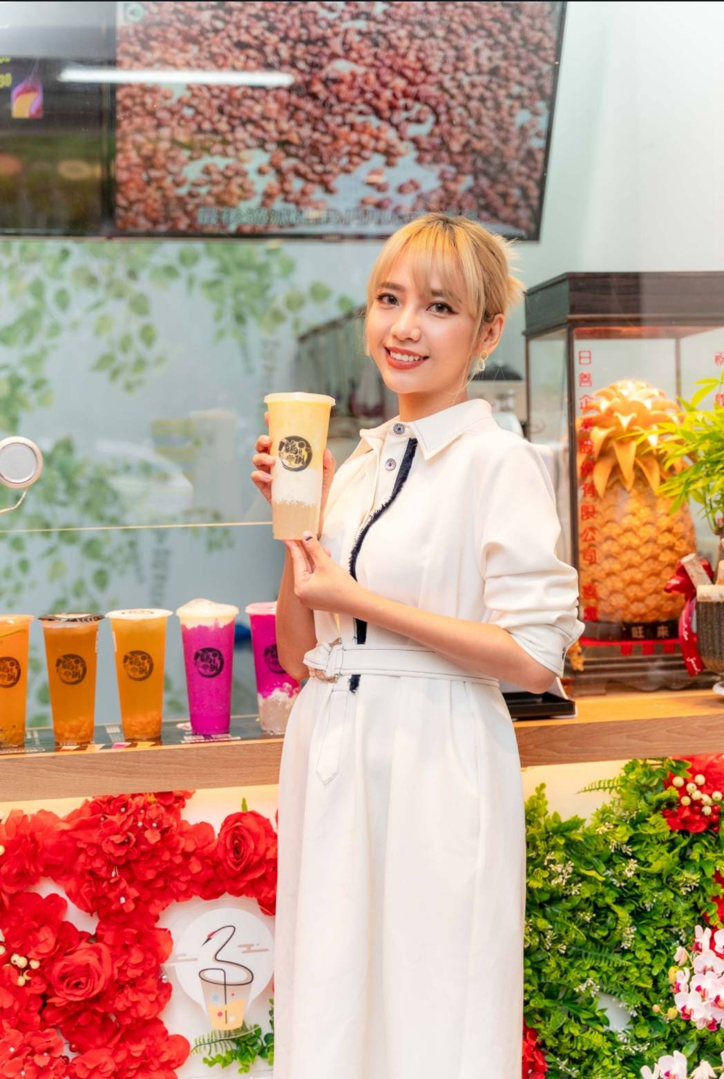 張琳昨日替新手搖飲品牌開幕擔任站台嘉賓。(鶴玥茶坊提供)