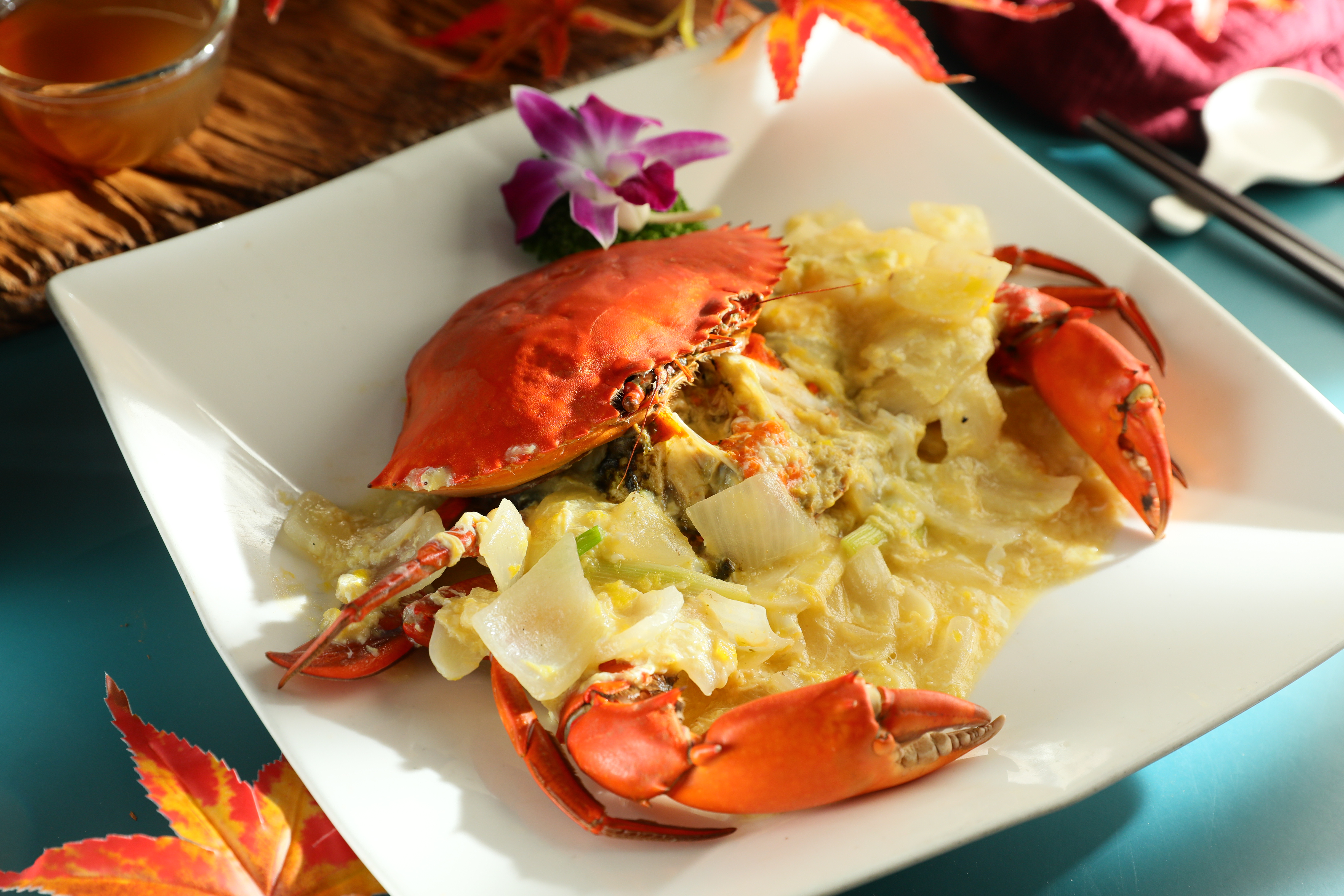 「清炒活沙母」用洋蔥和雞蛋炒成桂花作法，蔬菜清甜呼應蟹黃濃郁。（時價，圖中約1,800元）