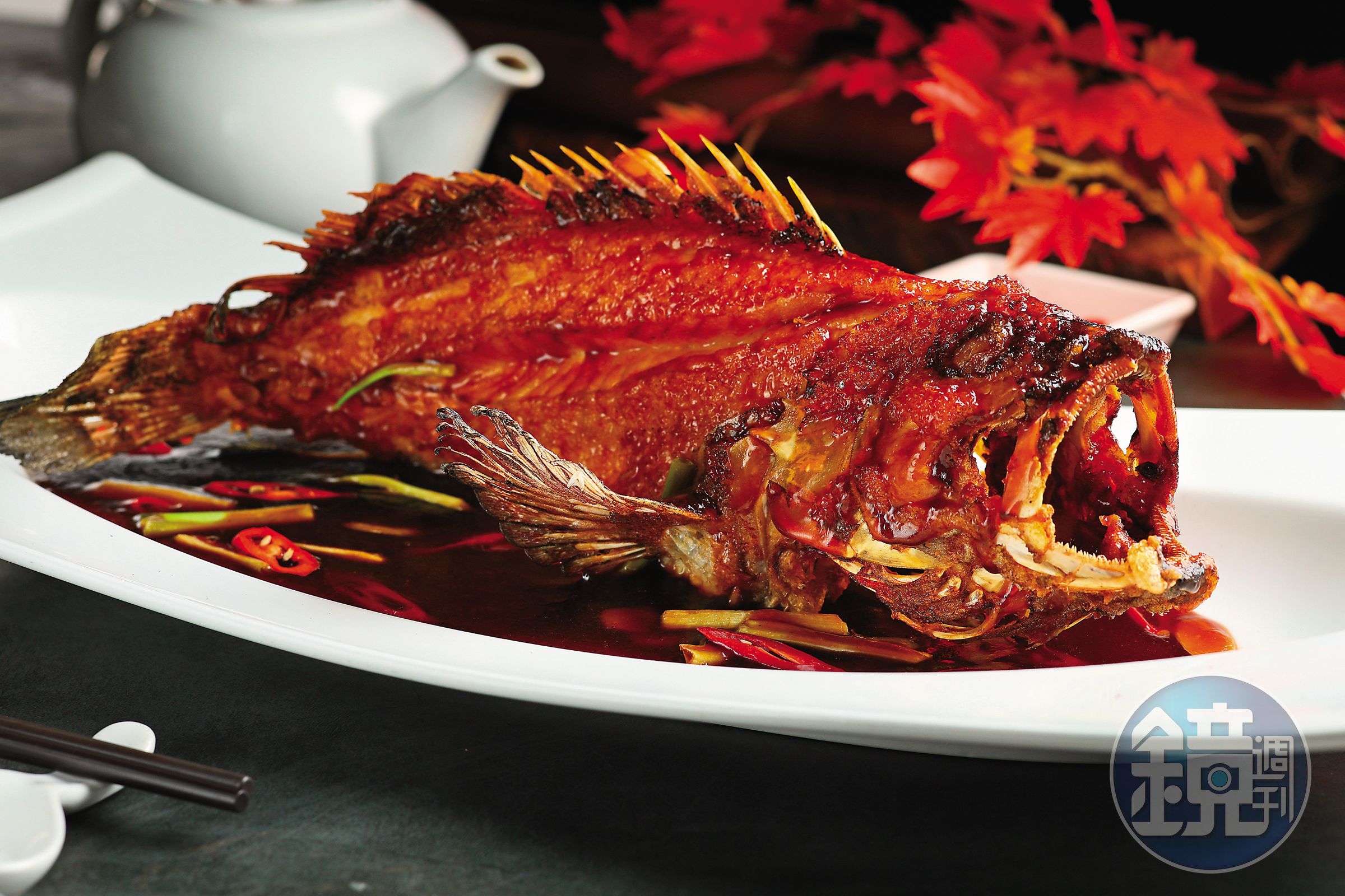 「澎湖野生梅花斑古早味」將魚煎香後用台式手法紅燒，充分彰顯野生石斑Q彈緊緻的特色。（時價，圖中約1,800元）