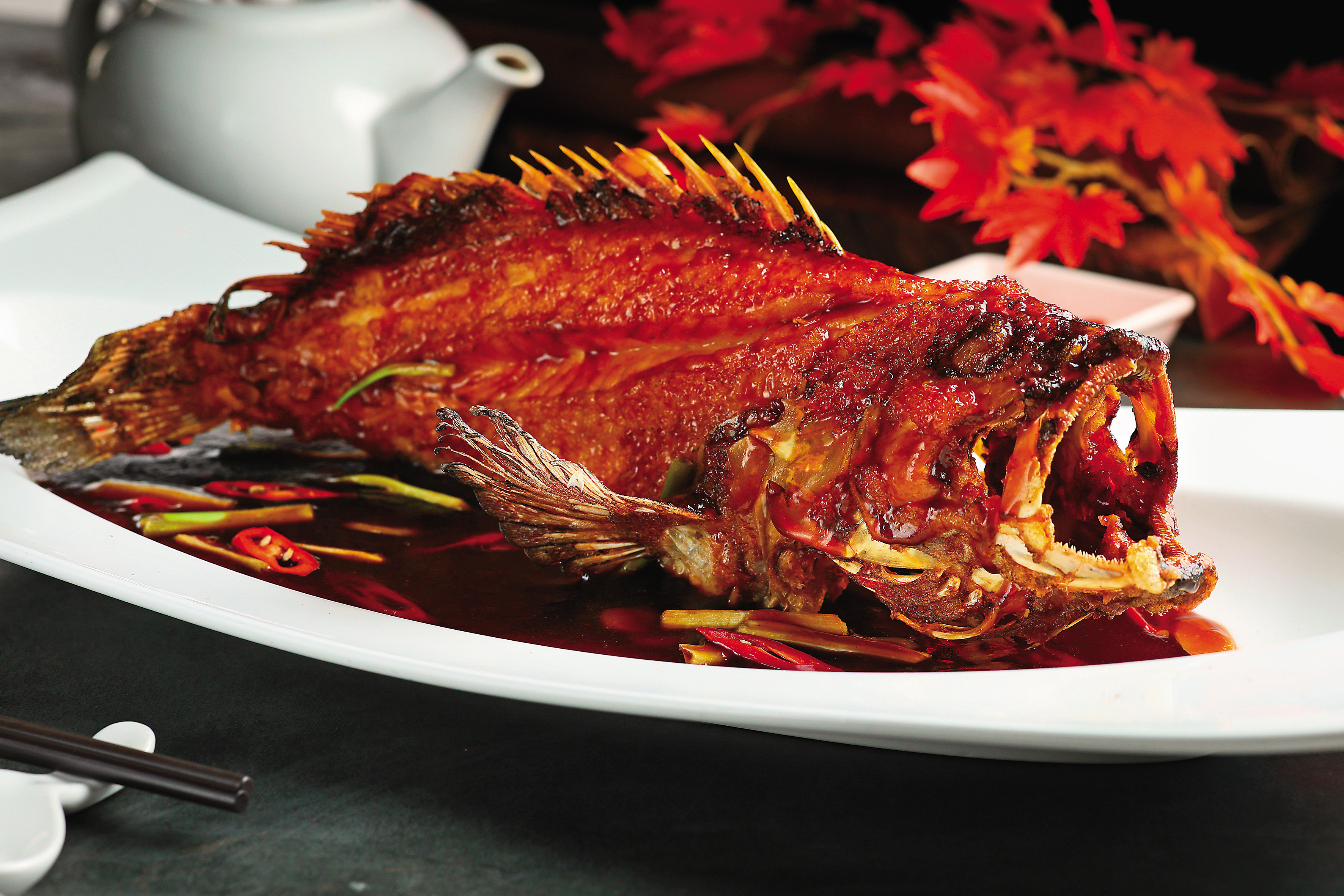「澎湖野生梅花斑古早味」將魚煎香後用台式手法紅燒，充分彰顯野生石斑Q彈緊緻的特色。（時價，圖中約1,800元）