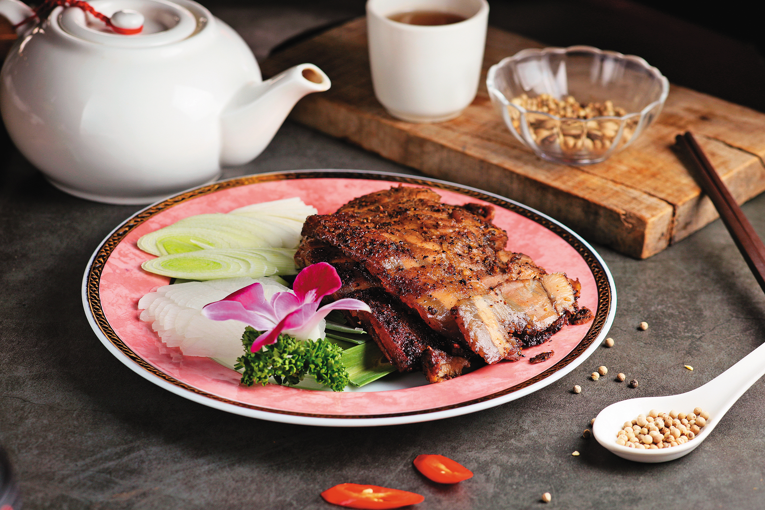 「烤鹹豬肉」使用十餘種香辛料加白葡萄酒醃漬，空口吃也不鹹，酒香不搶戲。（350元／份）