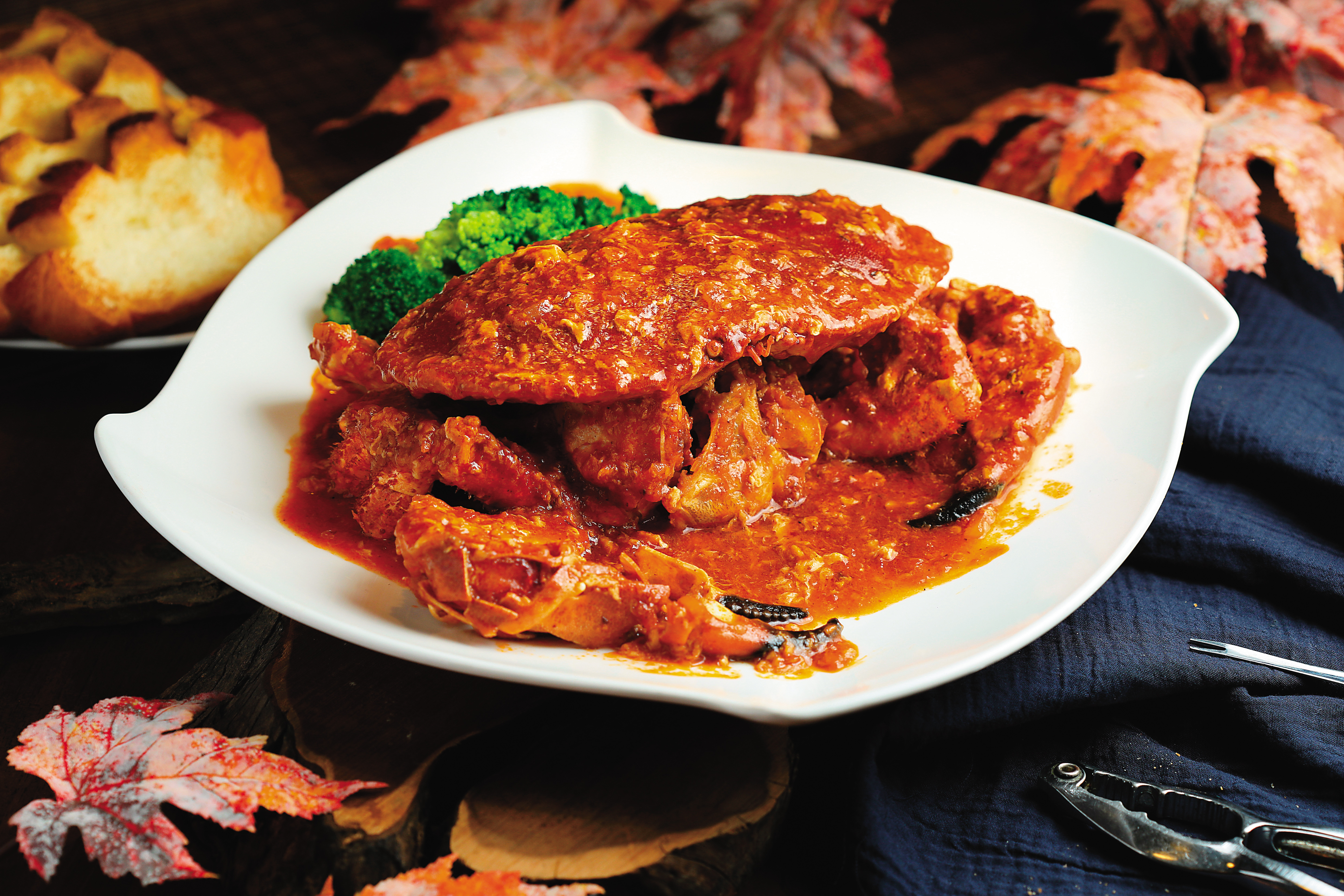 「香辣麵包蟹佐哈士麵包」改良新加坡做法，蘸著奶香濃郁的麵包吃，醬汁一滴都不浪費。（時價，圖中為1,500元／份；麵包150元／份）