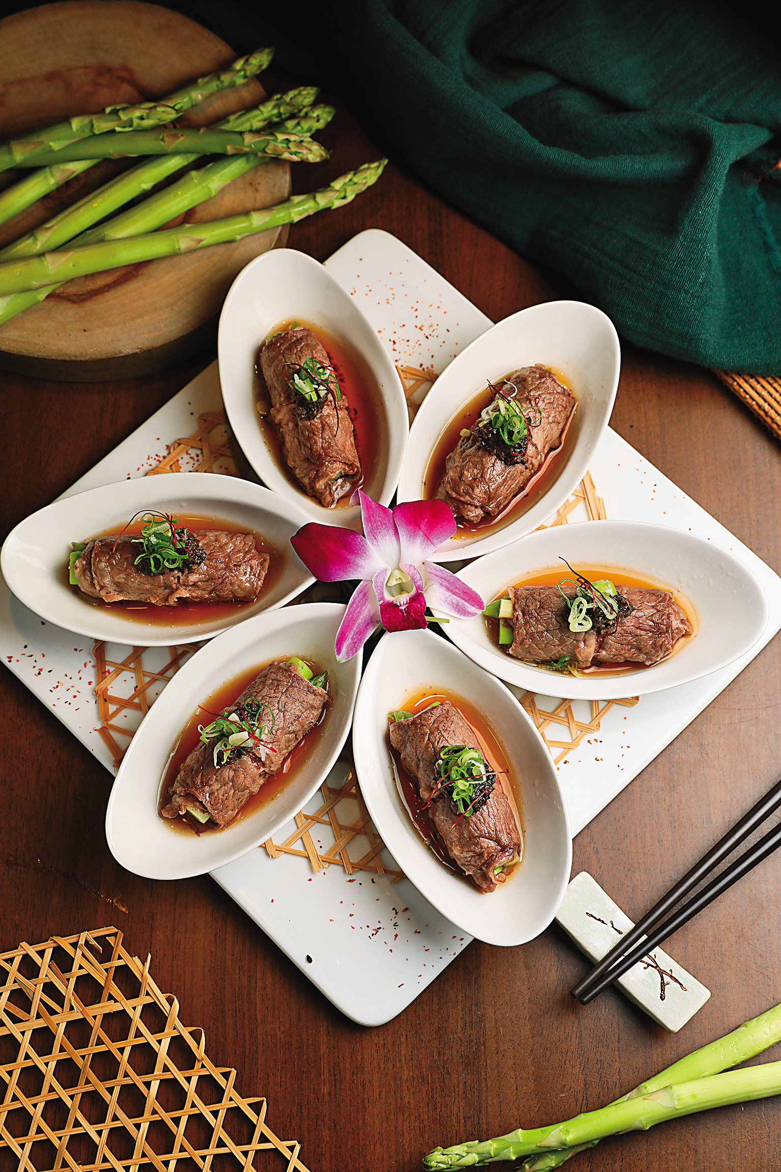 「黑松露牛肉卷」融合中西做法，松露醬搭配粵式蒸魚汁，美國牛小排片包著蘆筍，嫩中夾脆。（540元／6個）