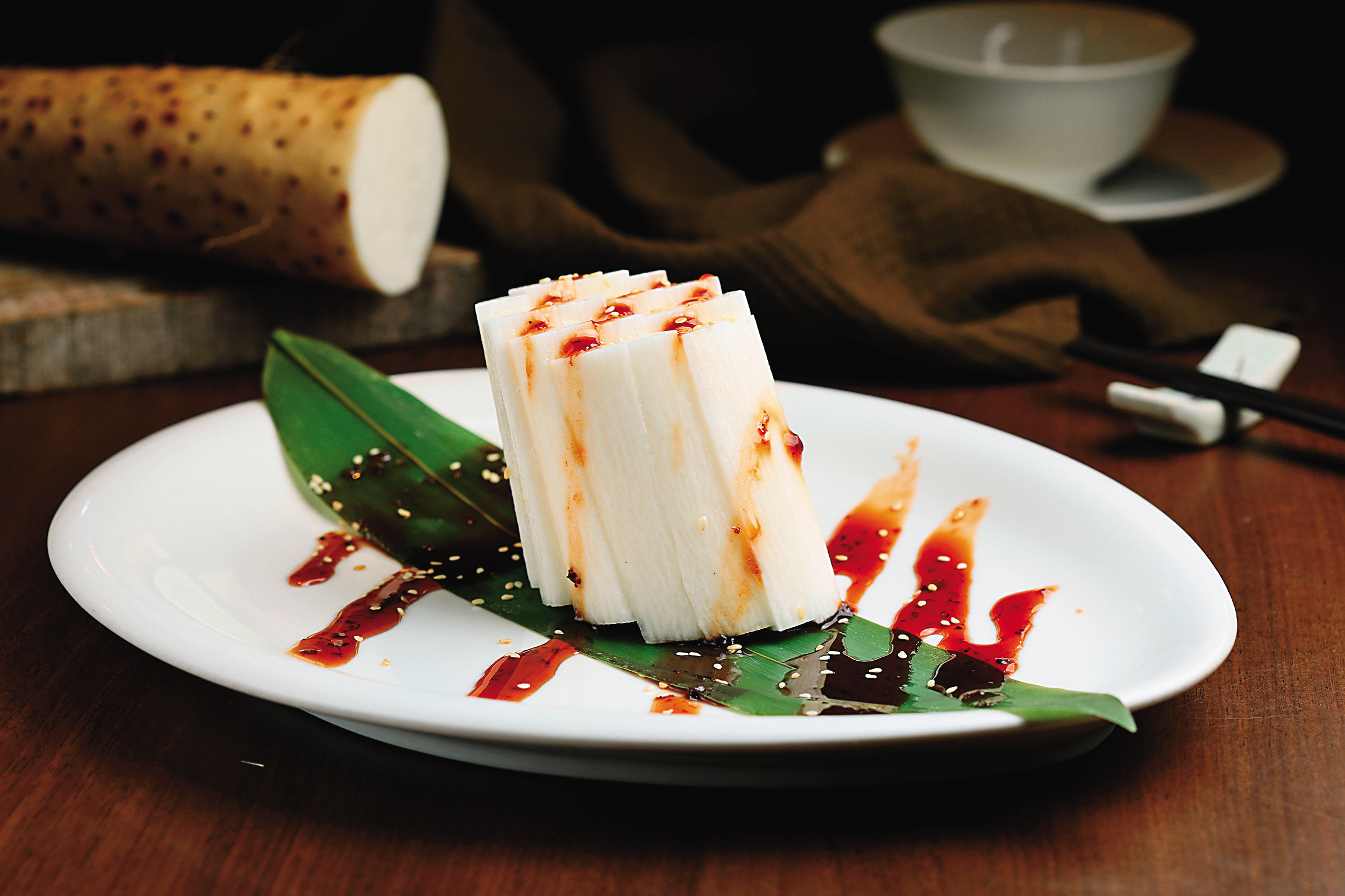 秋季適合吃白色食材養肺，「桂花蜜山藥」醬汁用桂花和梅汁調得酸甜，搭配清脆山藥很可人。（220元／份）