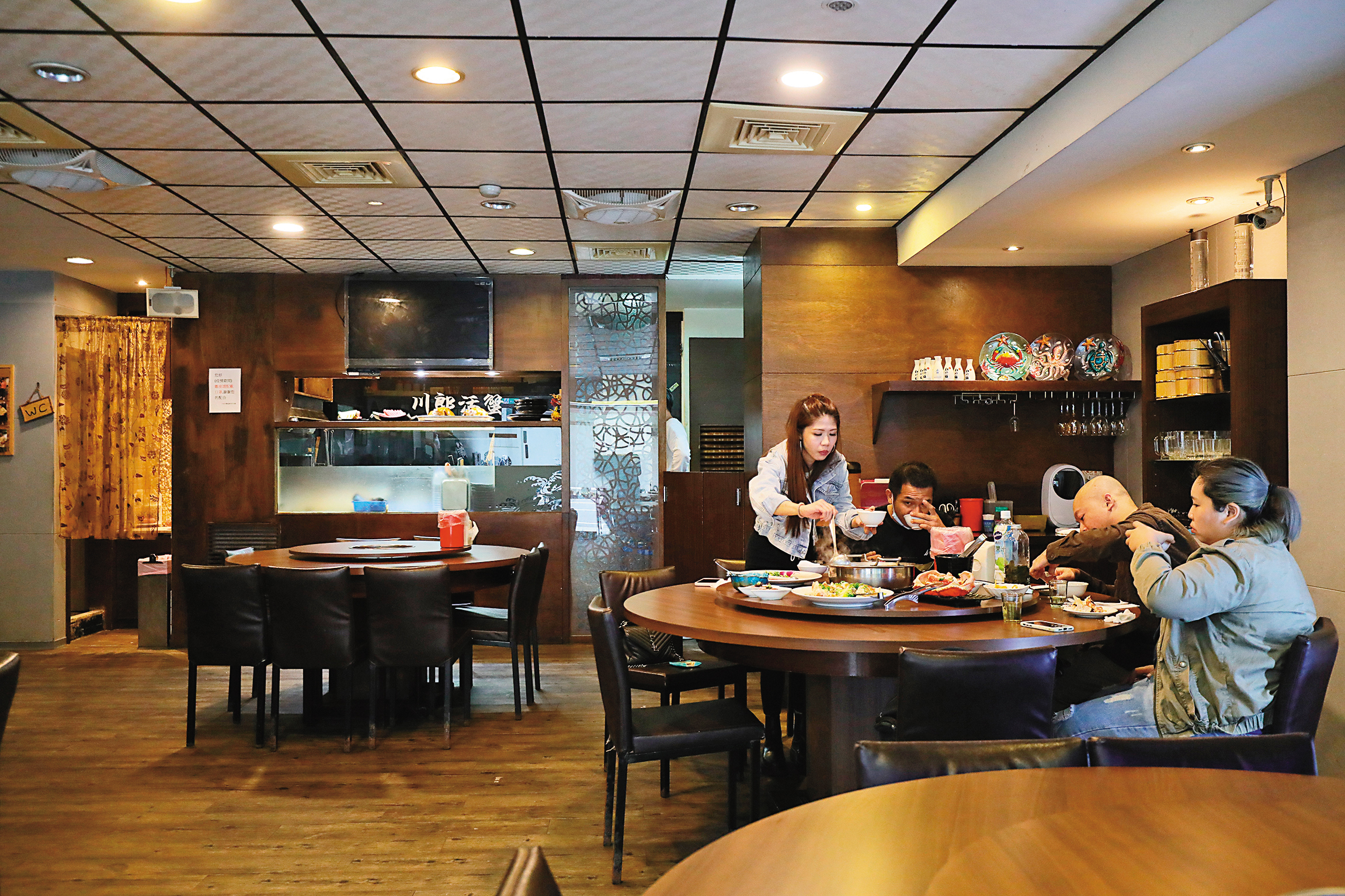 店面不大，平日中午卻有數桌饕客來品蟹。