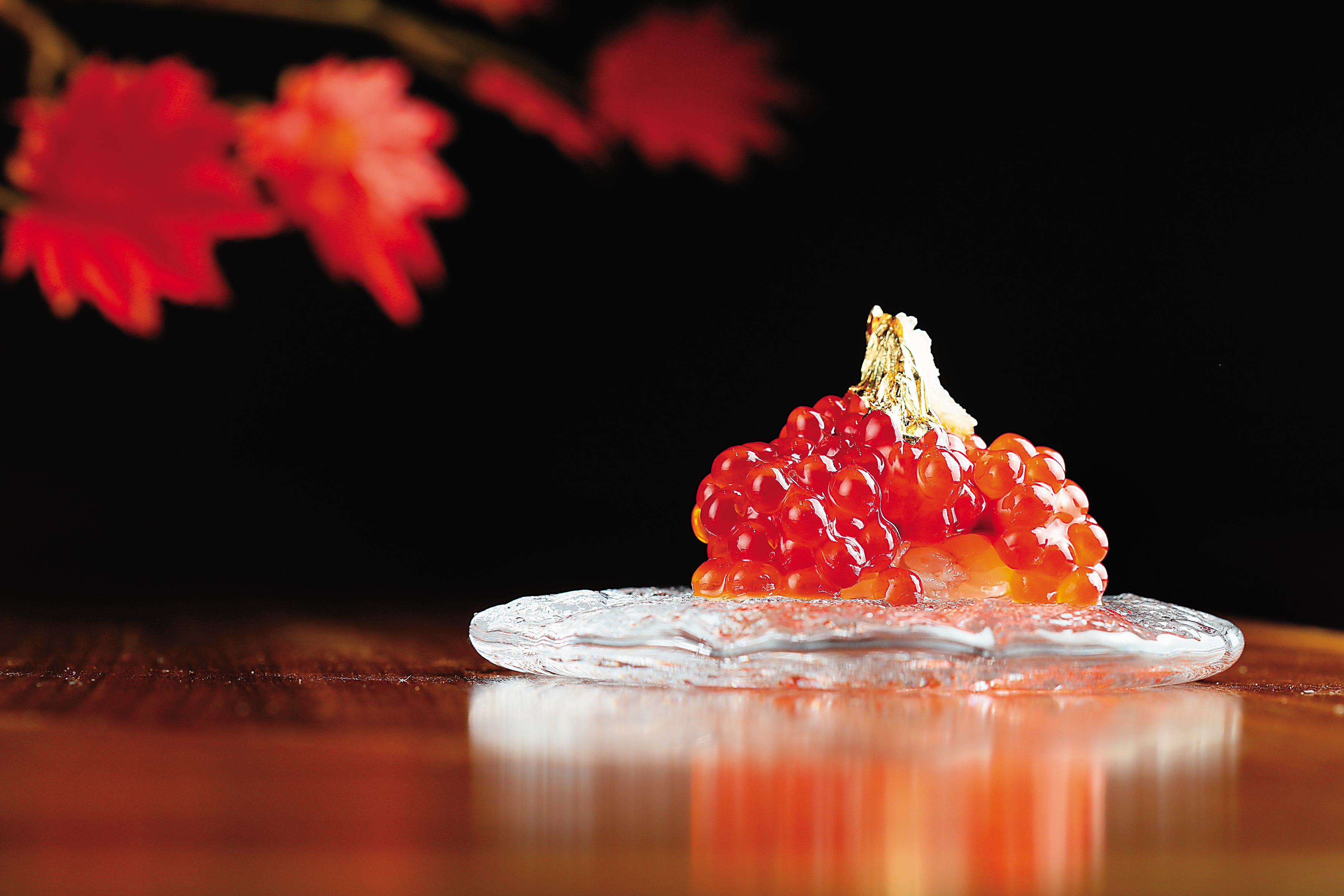 外觀如寶石的「生筋子握壽司」顆粒飽滿到會彈牙，魚卵在齒間爆破的鮮潤引人回味。（套餐菜色）