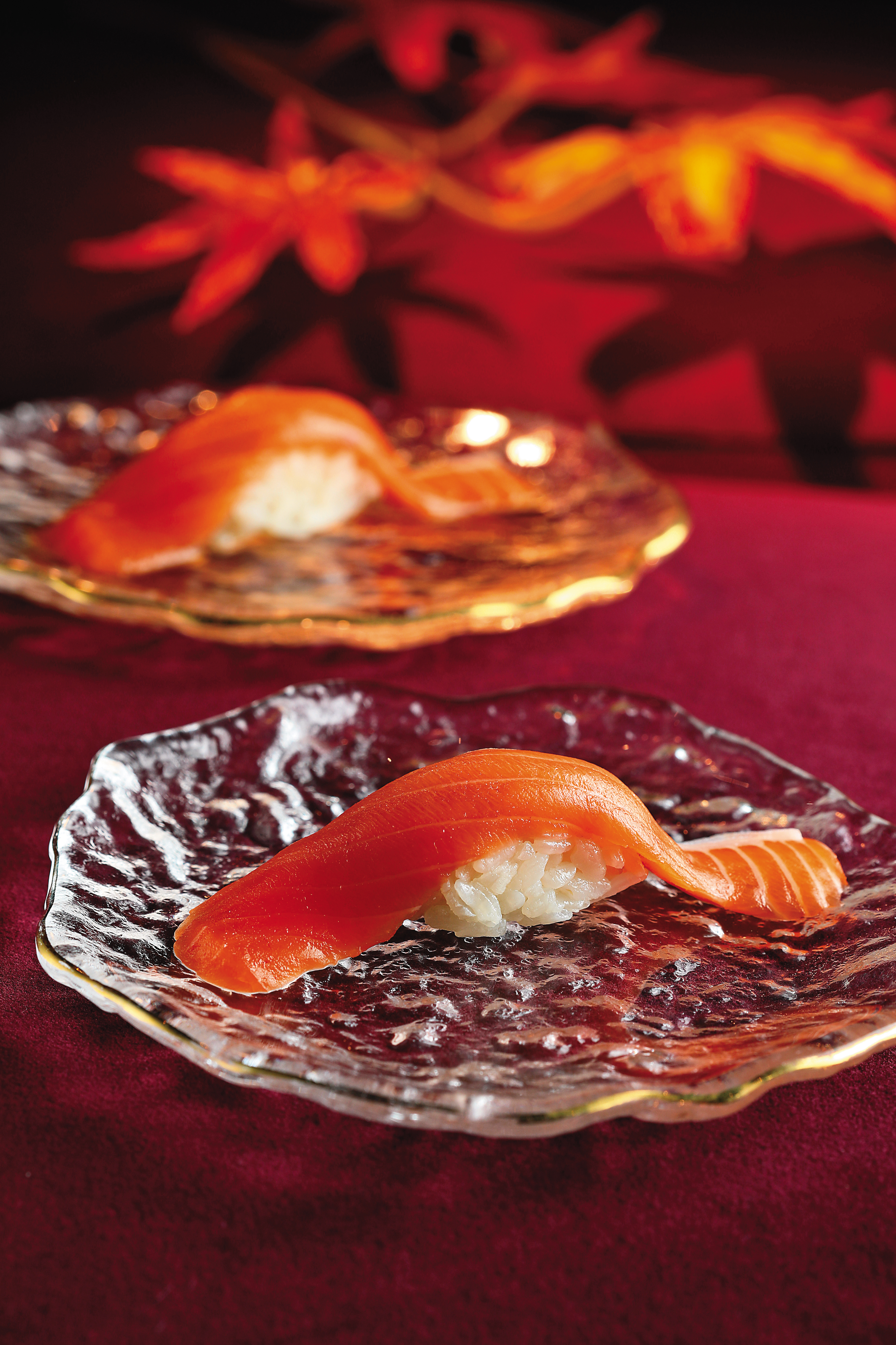 「北海道鮭兒握壽司」魚體內保有豐潤脂肪，肉質Q嫩，肥美不膩，還帶有淡雅香氣。（套餐菜色）
