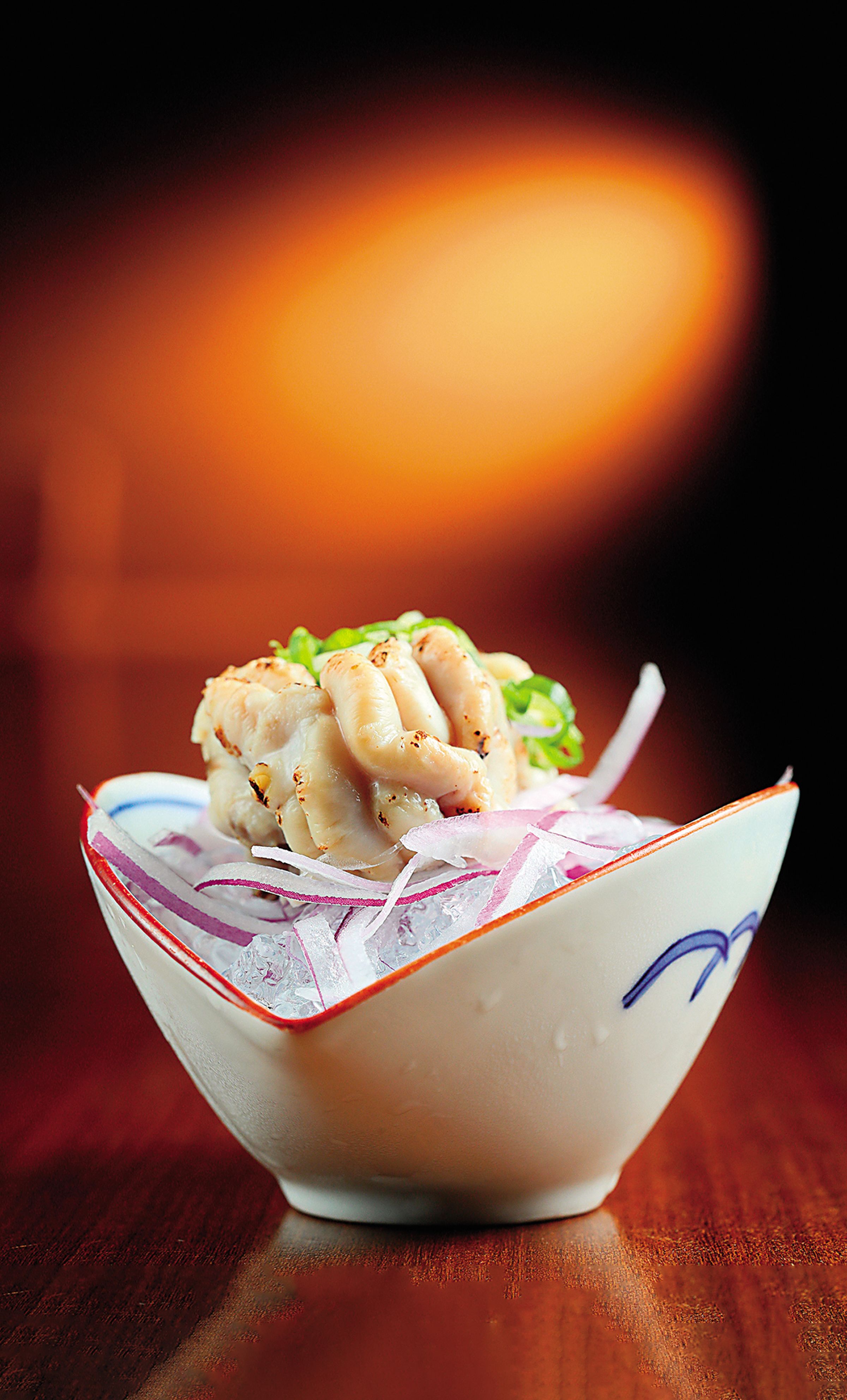 「鱈魚白子」略微汆燙後再輕炙表面，香氣濃郁，質地如上等豆腐或乳酪般濃滑醇厚。（套餐菜色）
