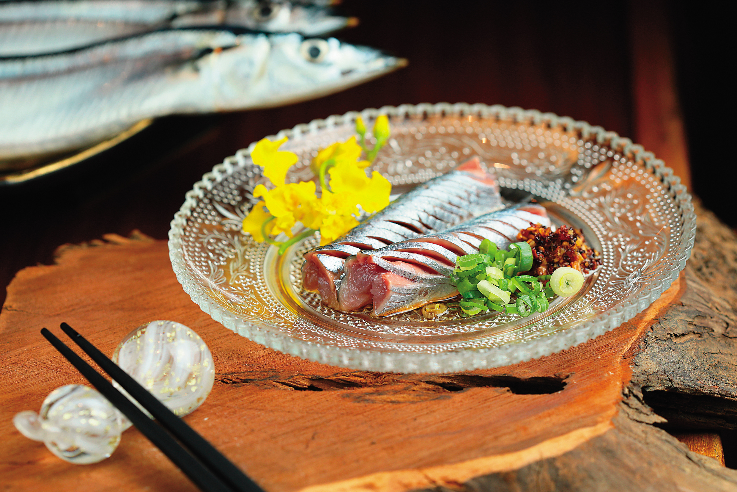 北海道三陸空運來台的「秋刀魚」，搭配特製的紫蘇醬油，油脂飽滿毫無腥氣，帶有亮皮魚獨特的海水香氣。（套餐菜色）