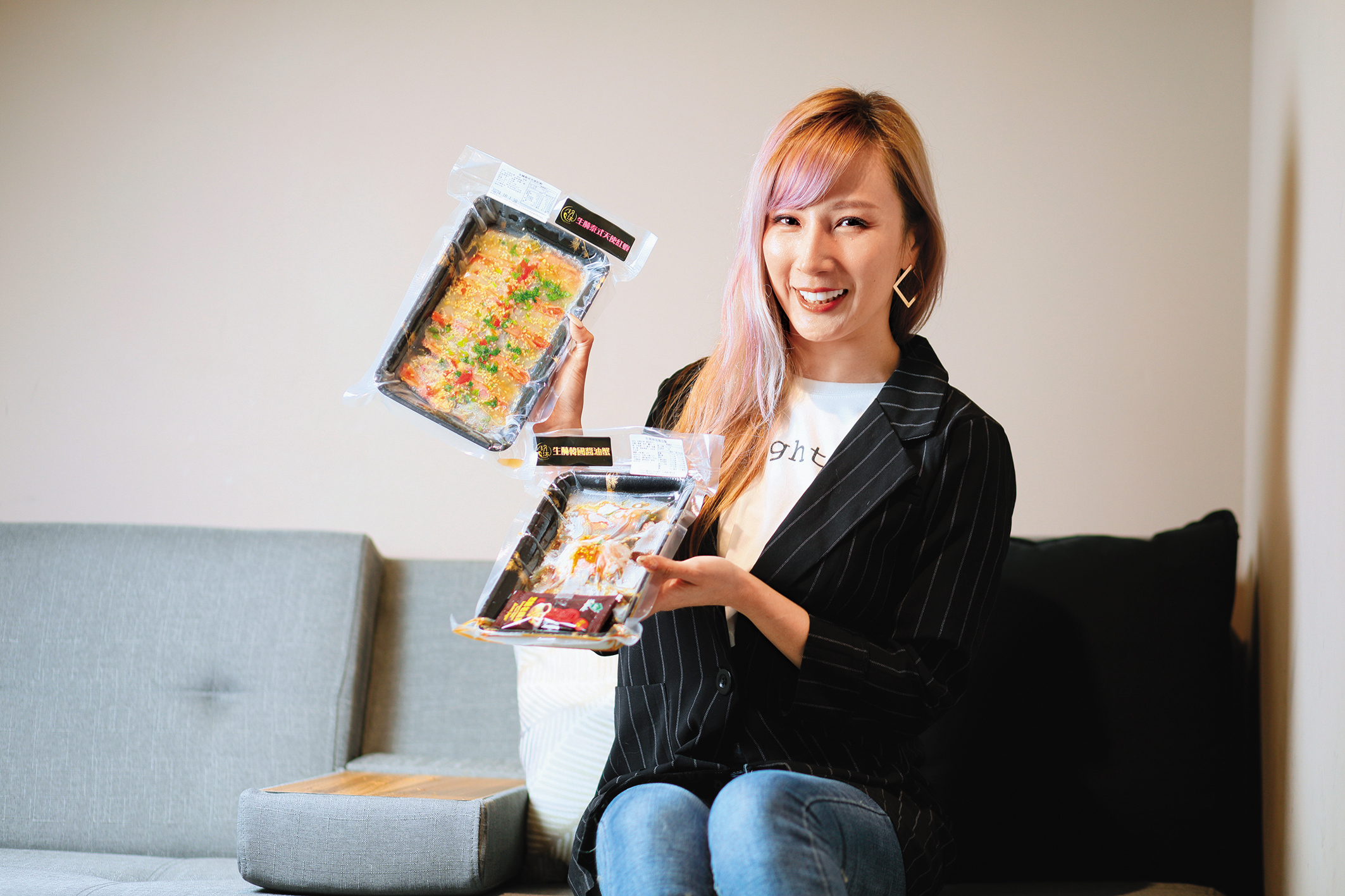 老闆娘黃珝綾從女性觀點出發，開發適合單身族群、吃起來方便的醬蟹真空包等產品。