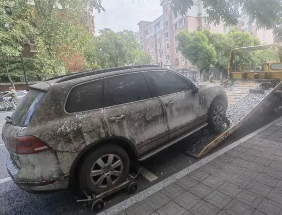 轎車被拖吊到其他停車場保管。(翻攝自網易新聞)