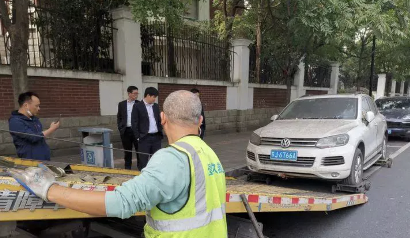 轎車被拖吊到其他停車場保管。(翻攝自網易新聞)