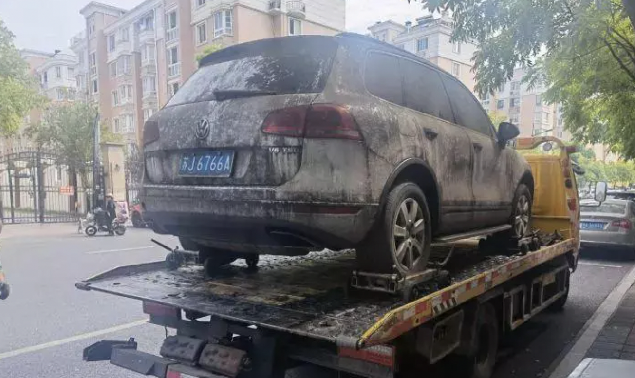 轎車被拖吊到其他停車場保管。(翻攝自網易新聞)