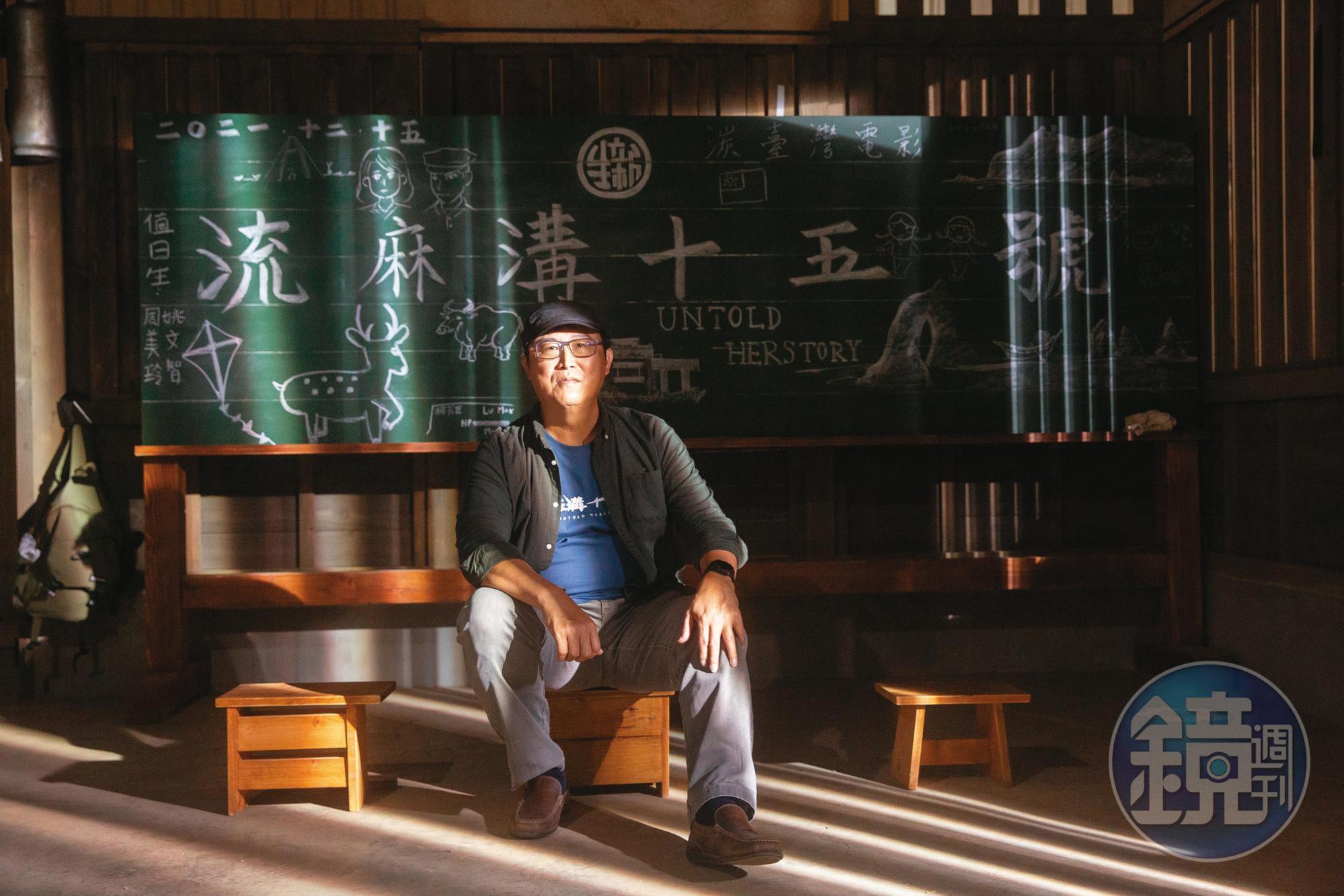 電影殺青前我們到片場探班,姚文智解釋這些黑板、座椅是還原當年獄中進行「思想再教育」的教室場景。