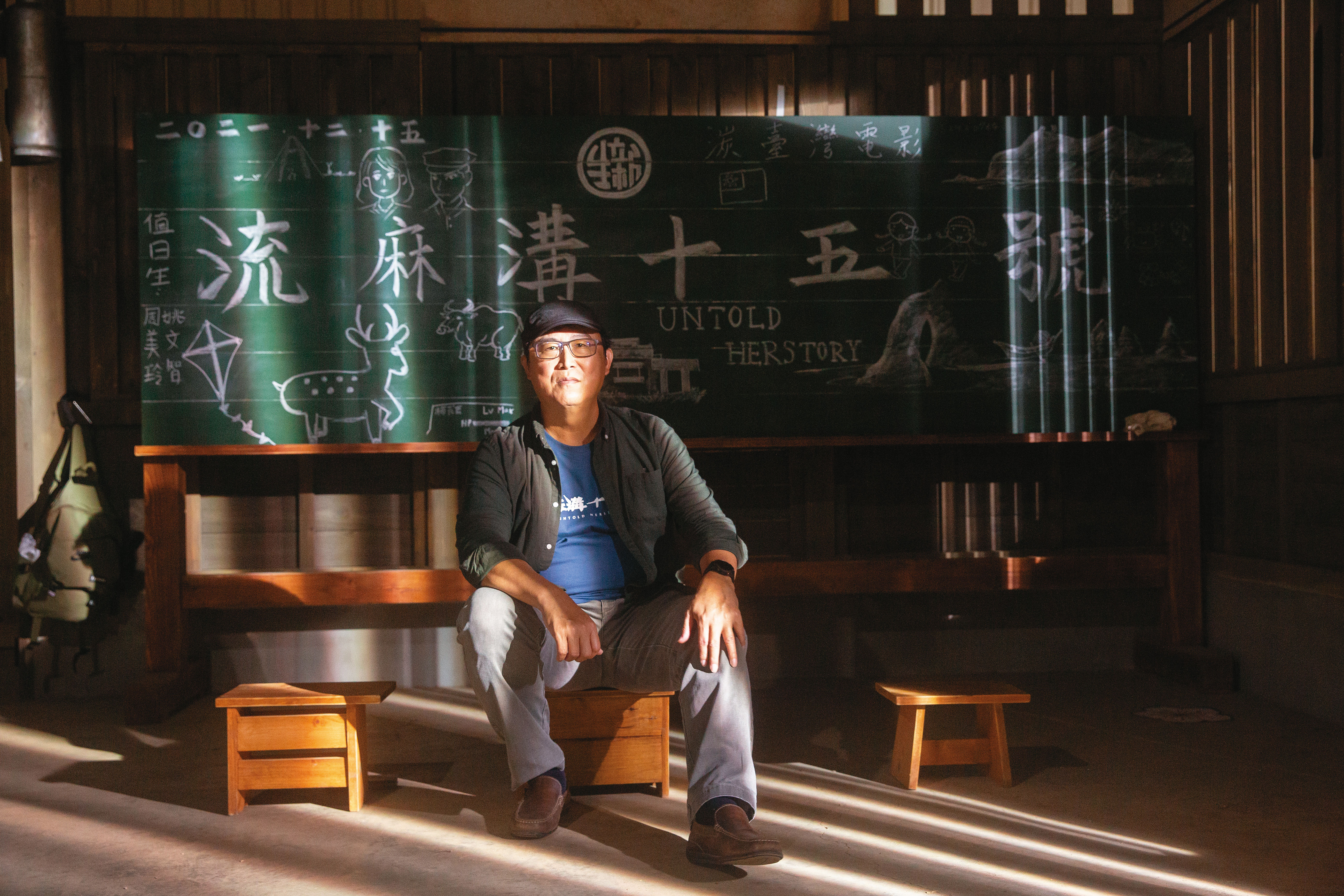 電影殺青前我們到片場探班，姚文智解釋這些黑板、座椅是還原當年獄中進行「思想再教育」的教室場景。