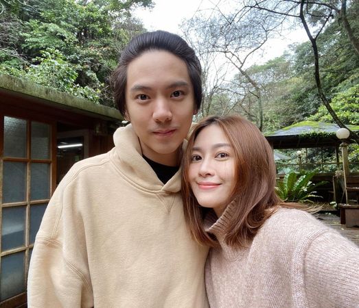 拿鐵（左）和陳佩佩（右）的7年婚姻起了變化。（翻攝自陳佩佩IG）