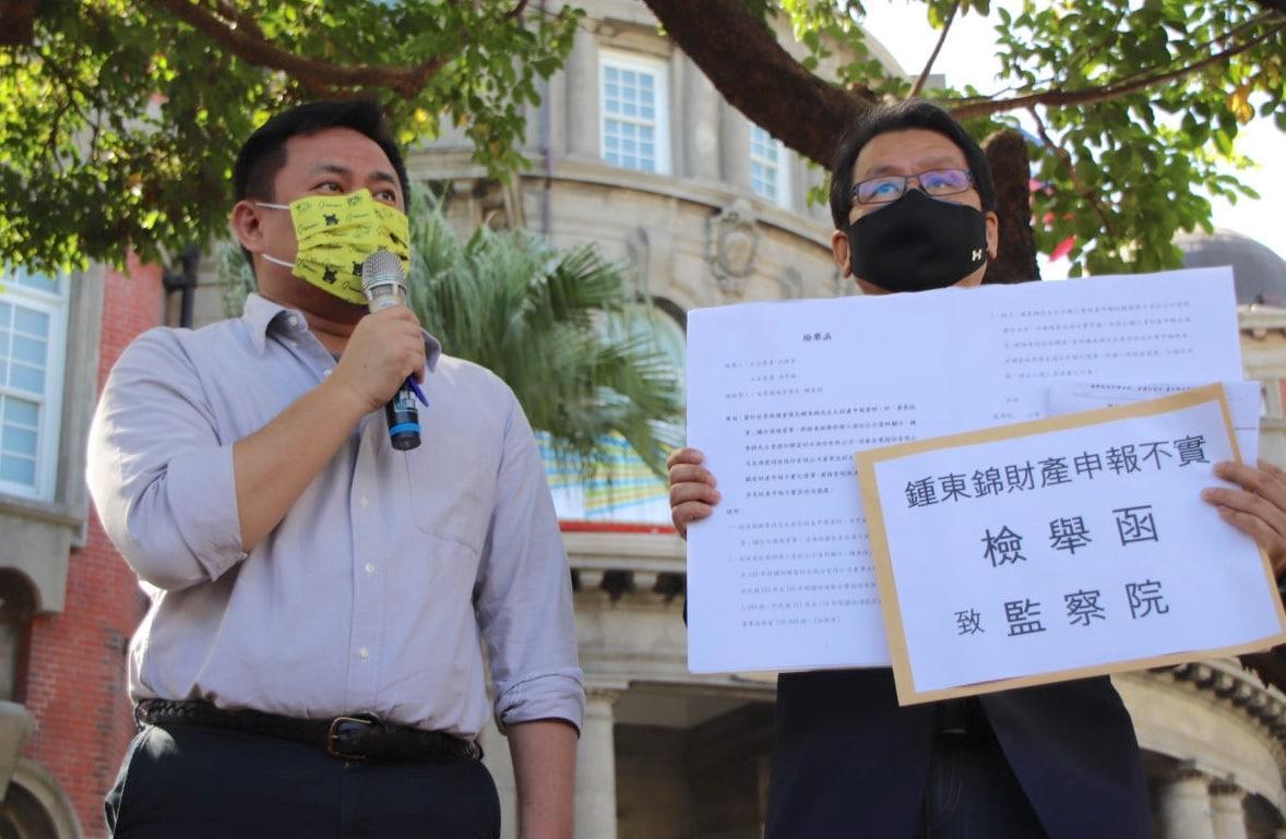 洪申翰（左）與沈發惠今赴監察院檢舉鍾東錦財產申報不實。（洪申翰辦公室提供）