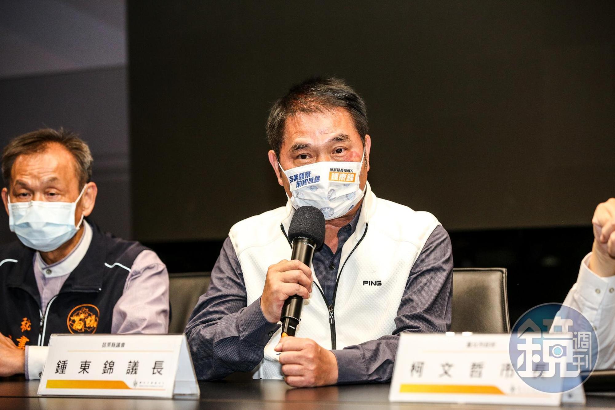 鍾東錦（中）遭質疑財產申報不實，今有綠委赴監院遞狀檢舉。