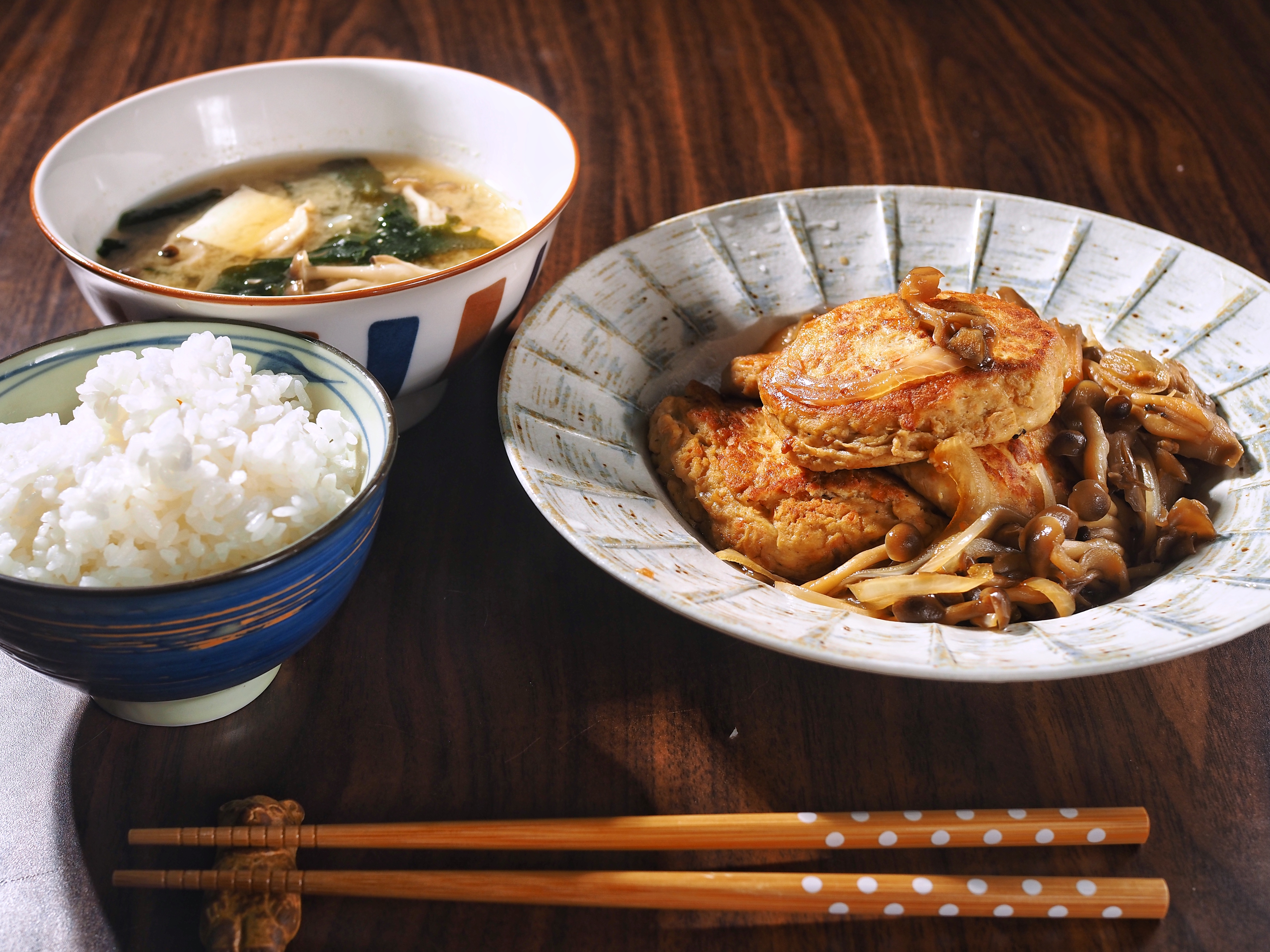 用雞肉和豆腐，就能做出很健康的日式漢堡排定食。