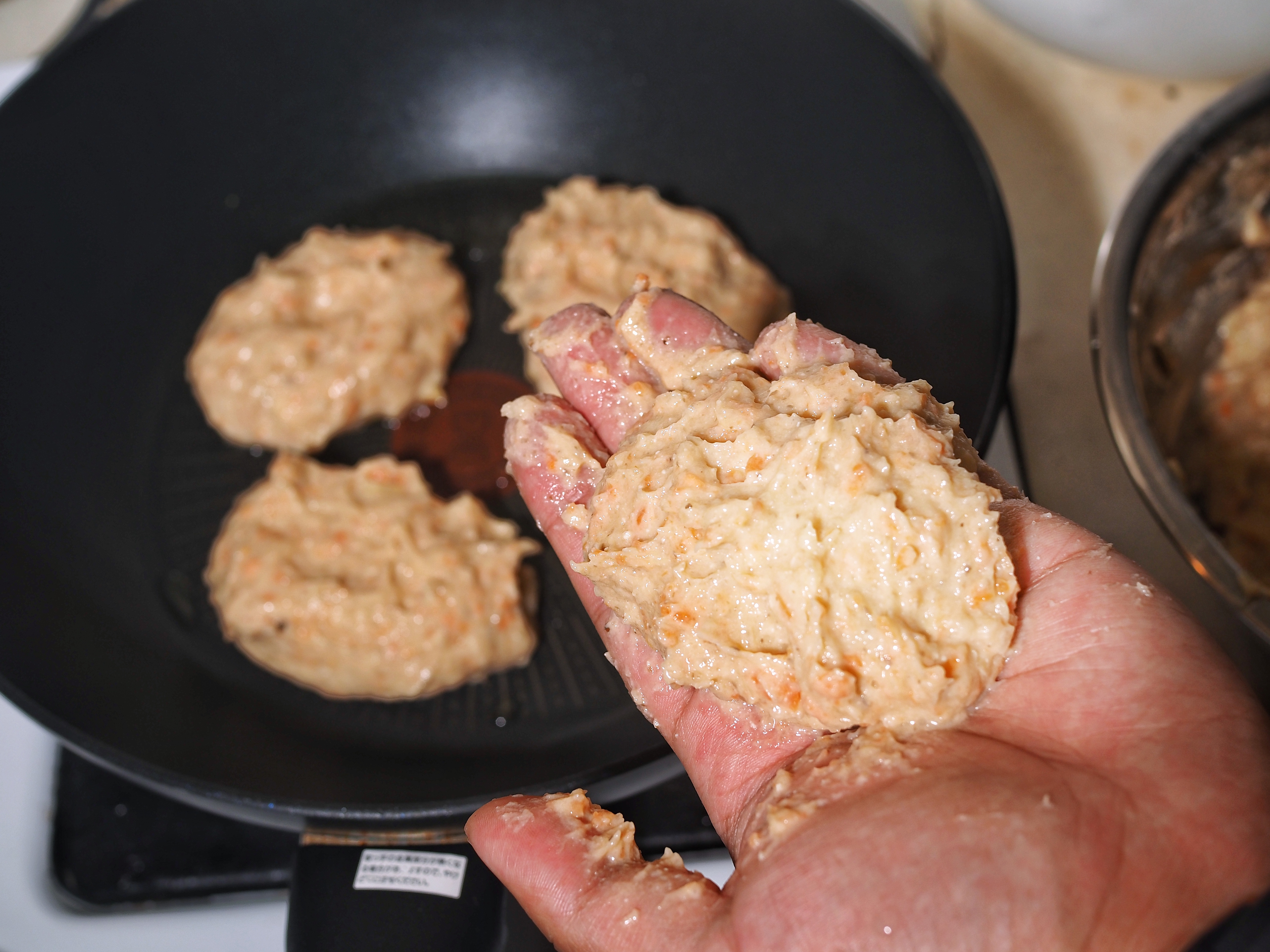 肉泥捏成餅下鍋煎，如果怕黏手，可以在手上先抹些水或油。