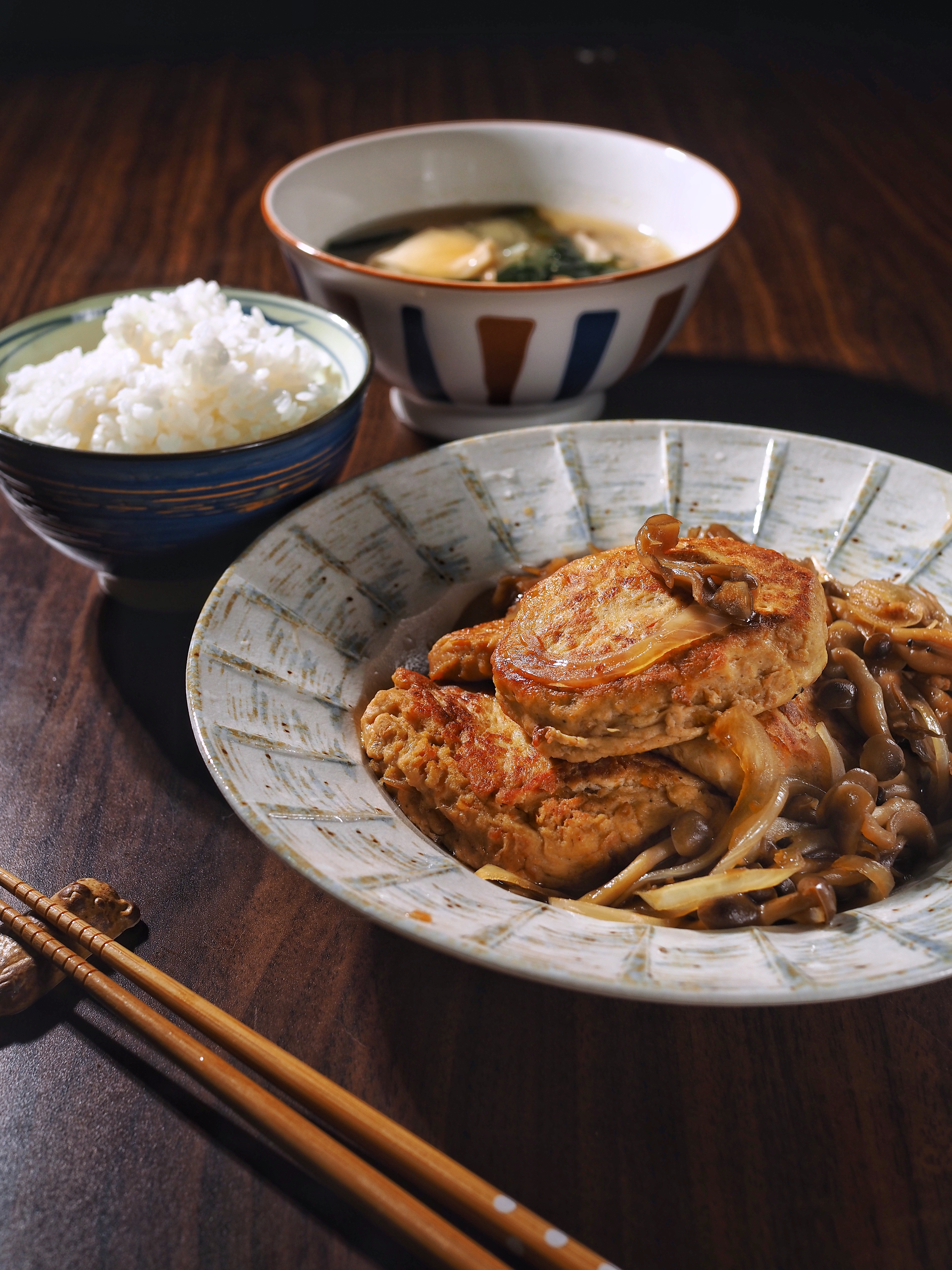 再煮一碗味噌湯，就是簡單的照燒漢堡排定食了。