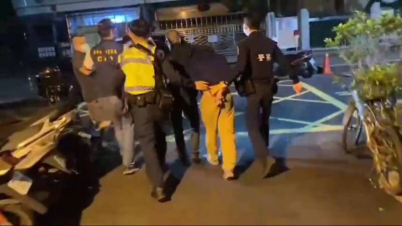 警方於命案現場，當場逮捕從事「微商」的黃姓男子。（警方提供）