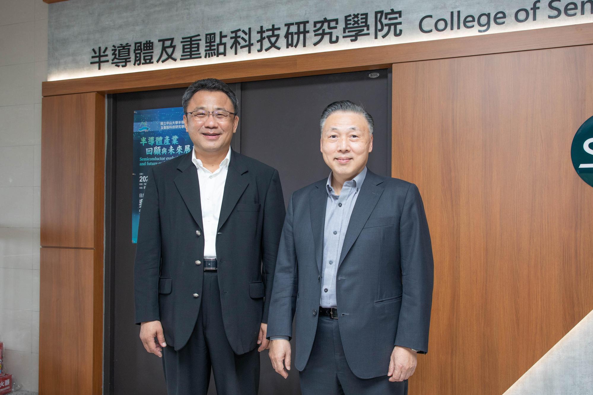 日月光吳田玉執行長（右）今（21）日應中山大學半導體及重點科技研究學院之邀，與中山半導體學院的師生們分享寶貴的產業經驗。（日月光提供）
