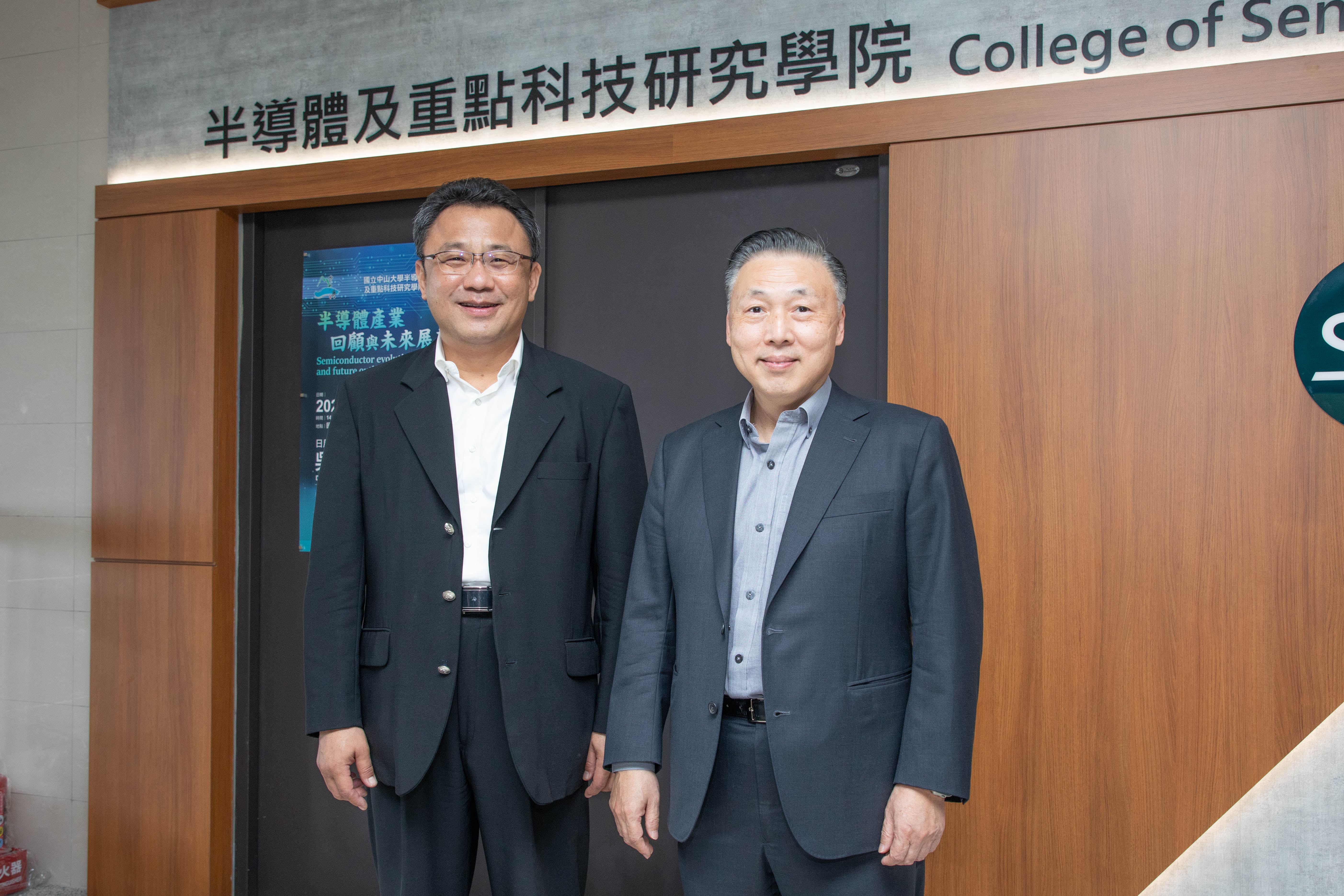 日月光吳田玉執行長（右）今（21）日應中山大學半導體及重點科技研究學院之邀，與中山半導體學院的師生們分享寶貴的產業經驗。（日月光提供）