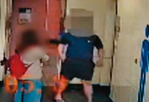 蔡姓男子(右)曾在捷運站女廁意圖犯案,後被捷警列為高關懷對象。(翻攝畫面)