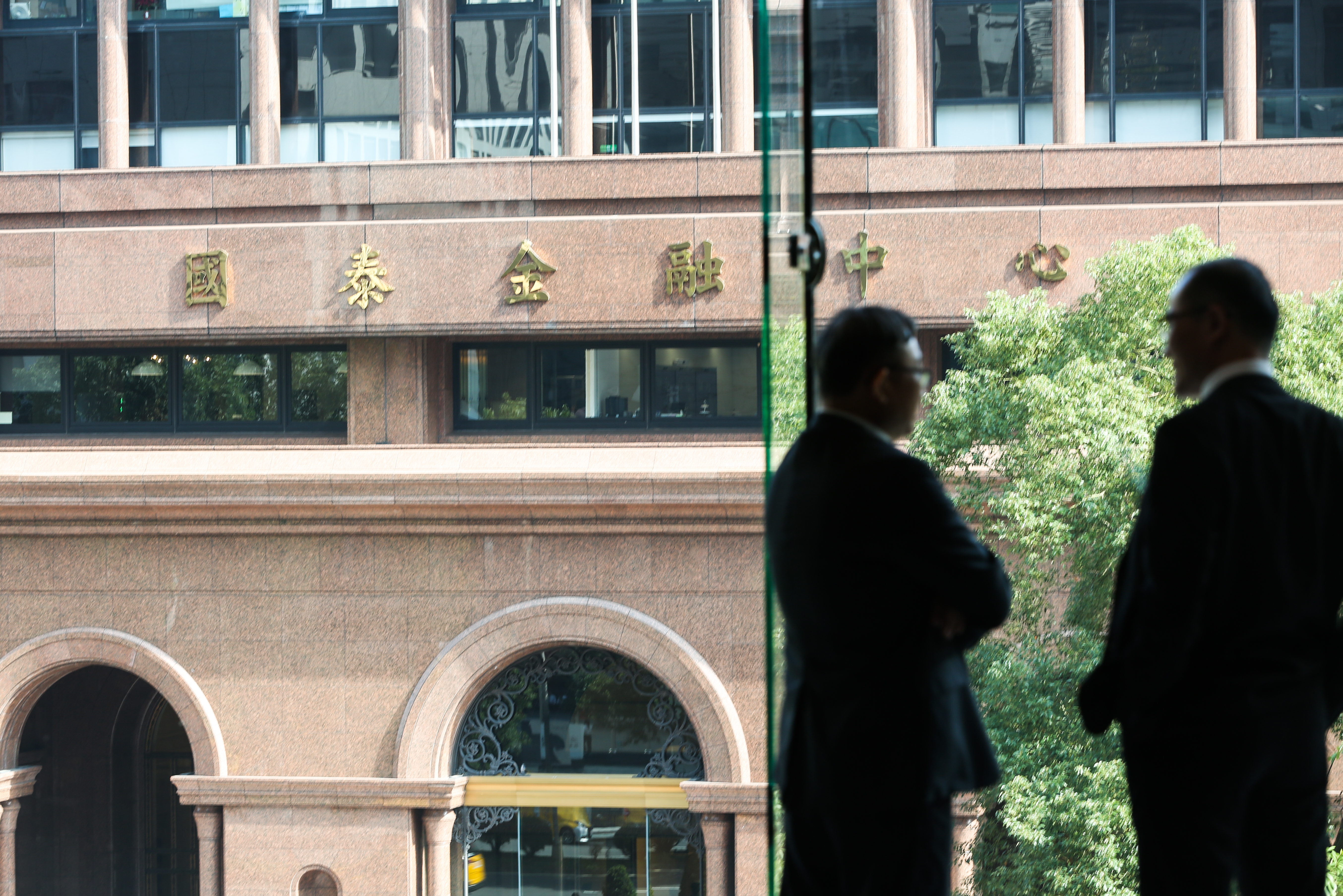 股海老牛認為現增價就是地板價，空手民眾可等待國泰金宣布現增價格後再進場。