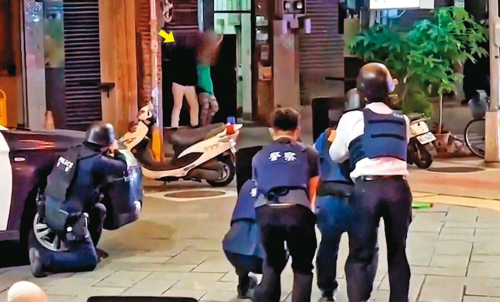 邱國隆(箭頭者)持槍挾持人質,並與警方對峙長達84分鐘。(翻攝鏡新聞)