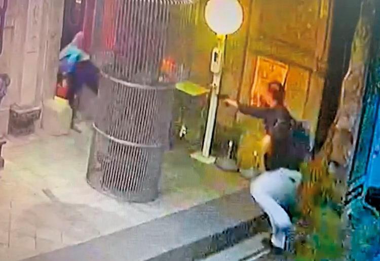青山宮副主委許文旭（左）遭邱國隆（右）從後方追殺，被連開4槍。（翻攝畫面）