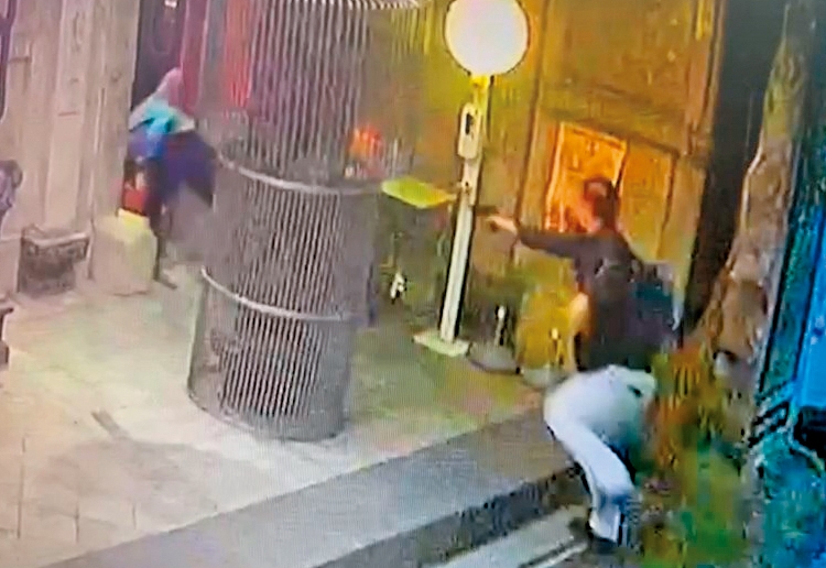 青山宮副主委許文旭（左）遭邱國隆（右）從後方追殺，被連開4槍。（翻攝畫面）