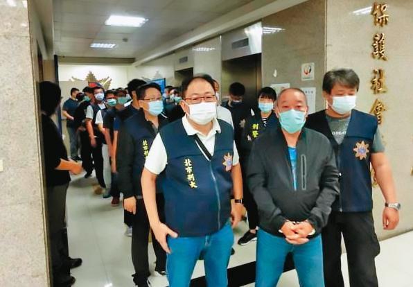 遭邱槍擊受傷的青山宮副主委許文旭(前中),曾因搶旅店經營權教唆小弟潑漆犯案,事後被捕。(警方提供)