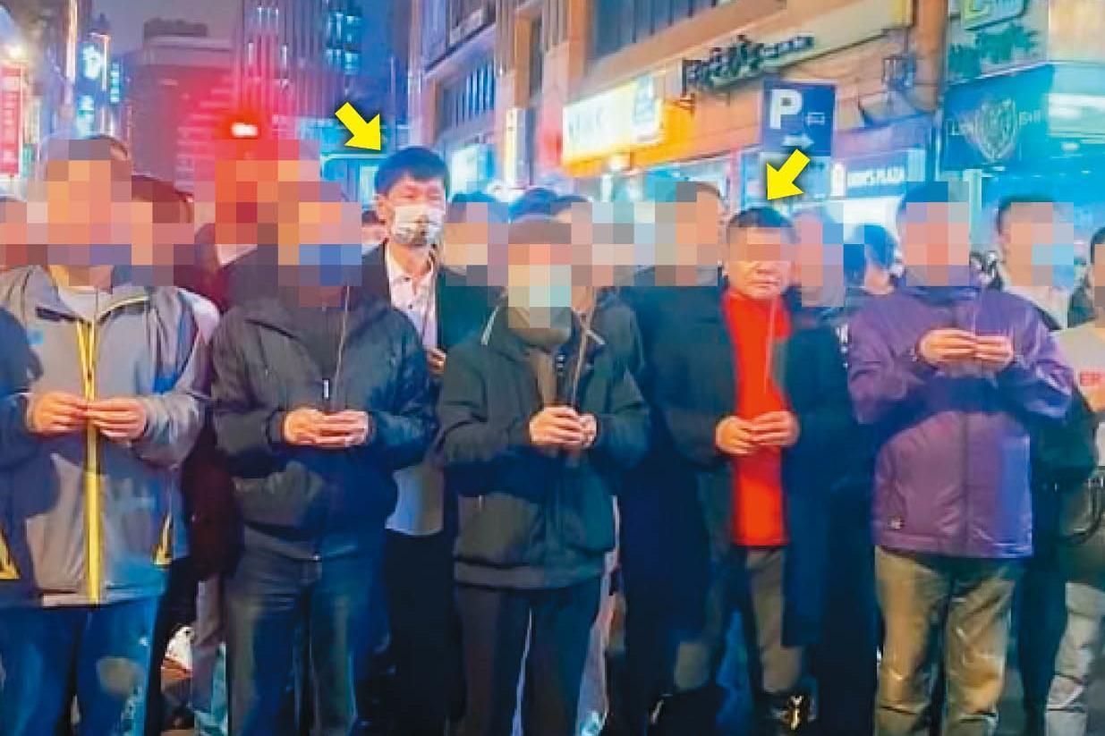 去年青山宮文化季，邱國隆（右）與遭槍擊的洪清正（左）同框，代表公司站第一排主祭。（翻攝邱國隆臉書）