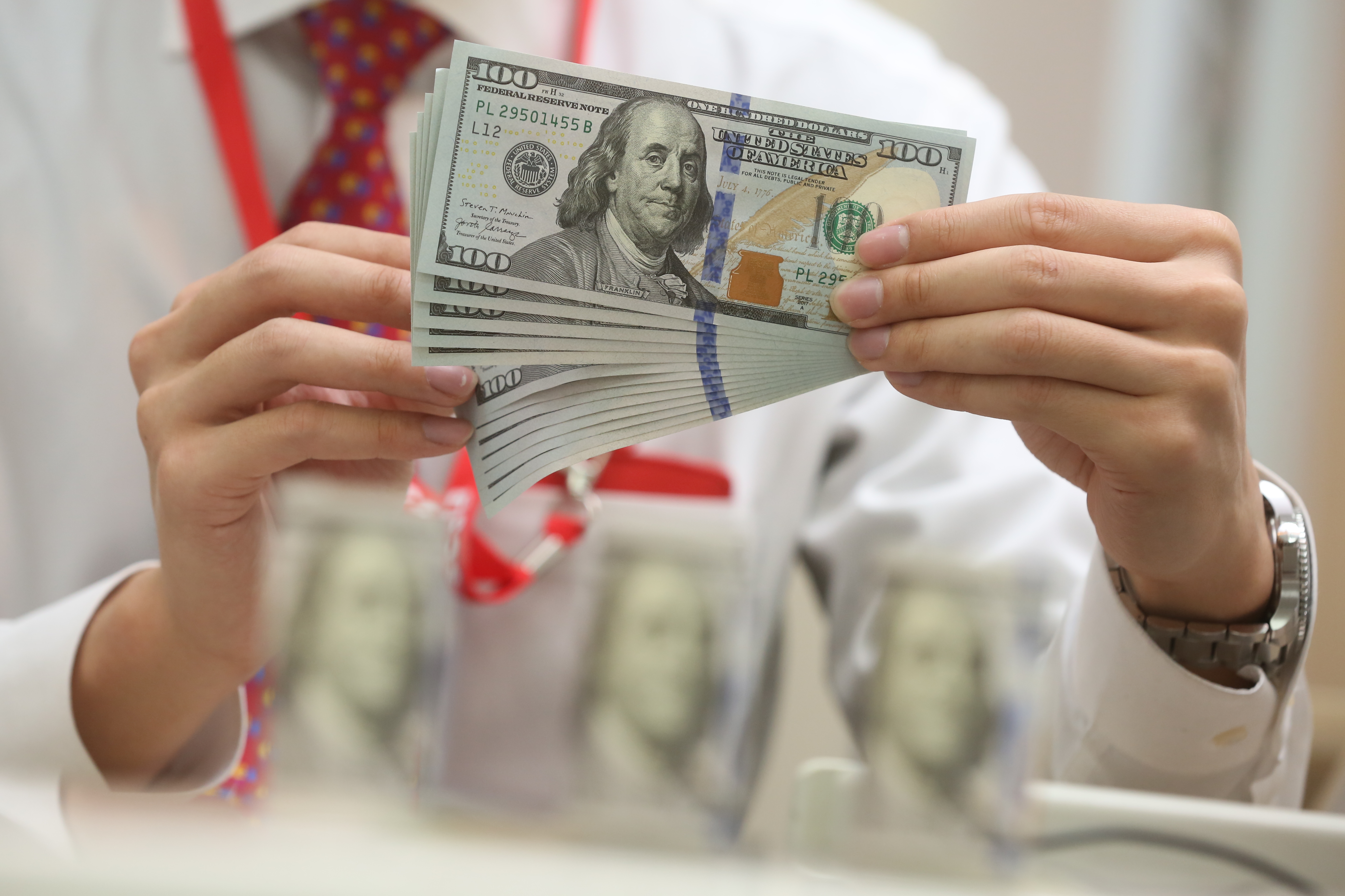 今年美元成為獨霸全球的最強貨幣，匯豐銀行祭出最高4.88%年利率搶占定存市場。