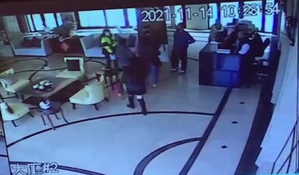 S小姐在醫院照顧女兒期間，曾有人為C姓老翁的事到社區大廳咆哮。（讀者提供）