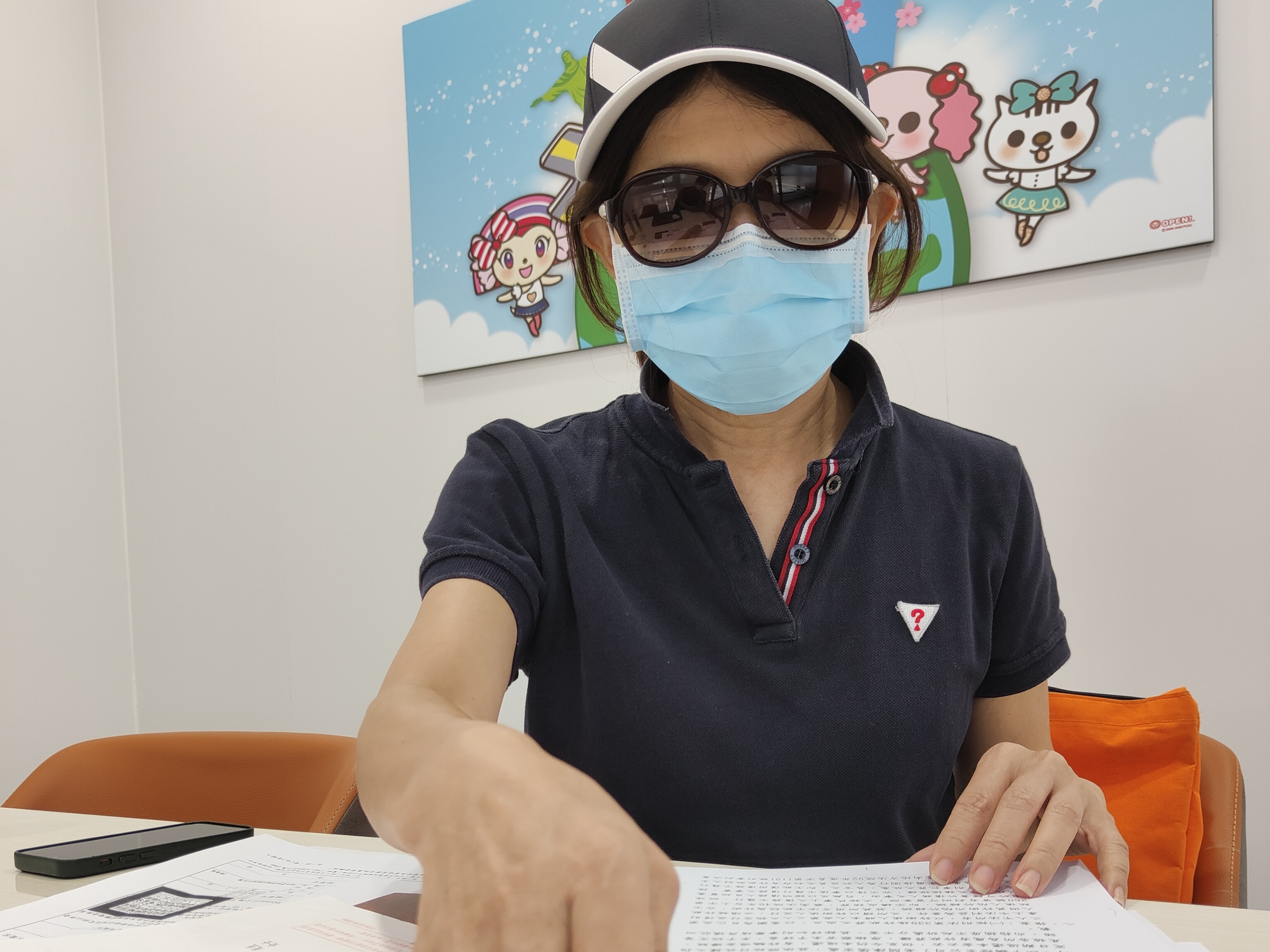 S女帶著滿滿挨告的資料，向本刊投訴。