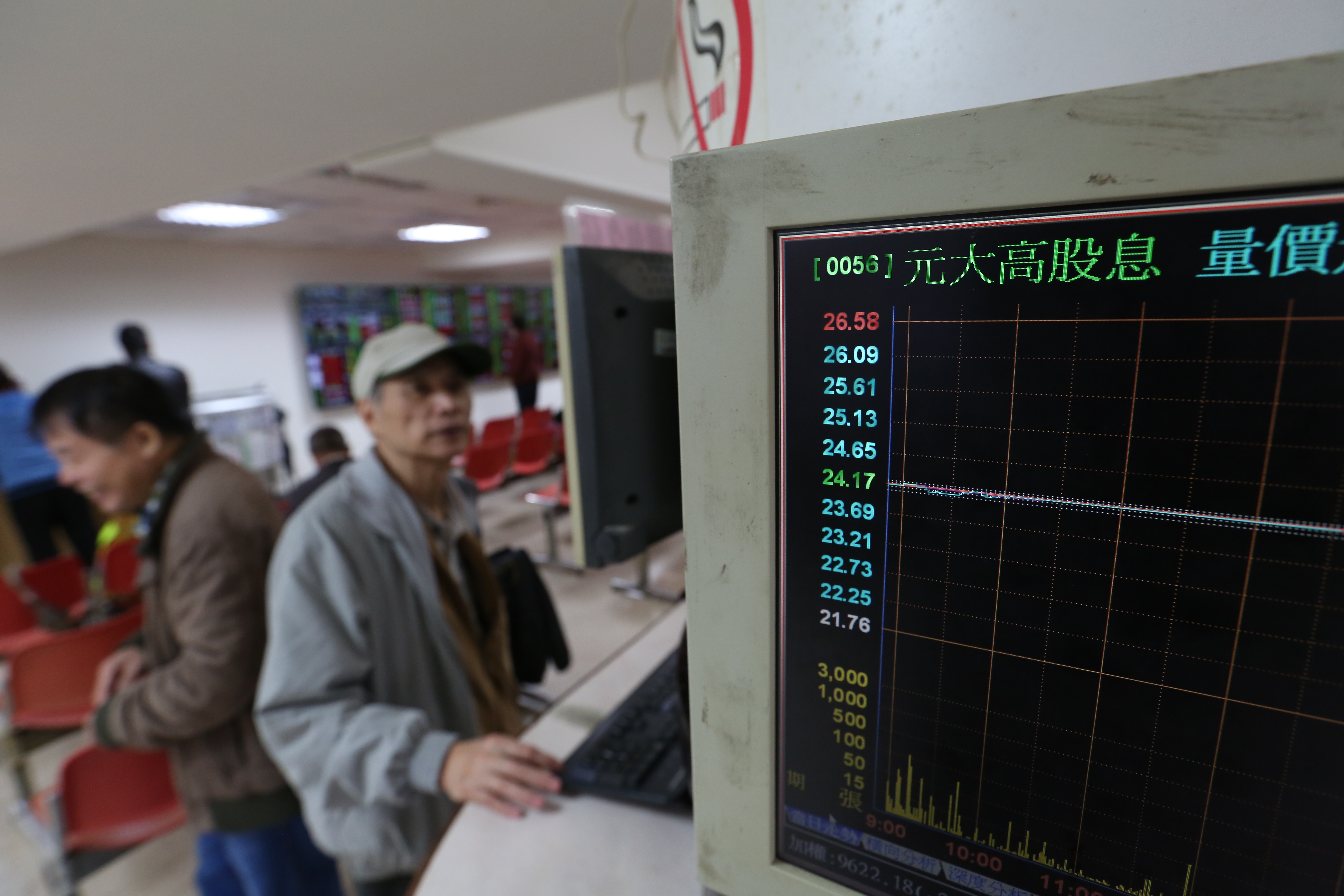 今年來0056跌幅與大盤相近，如今計畫將成分股放寬至50檔，擬定12月16日盤後生效。圖為2018年元大高股息量價走勢圖。（本刊資料照）