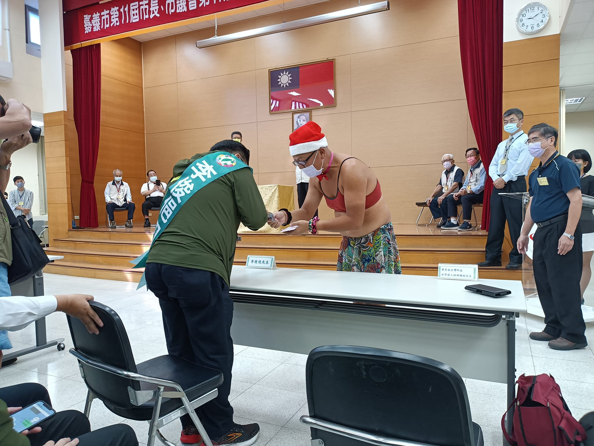 「黃宏成台灣阿成世界偉人財神總統」送明信片給李俊邑。(翻攝財神總統選總統,一定當選,已經當選。臉書)