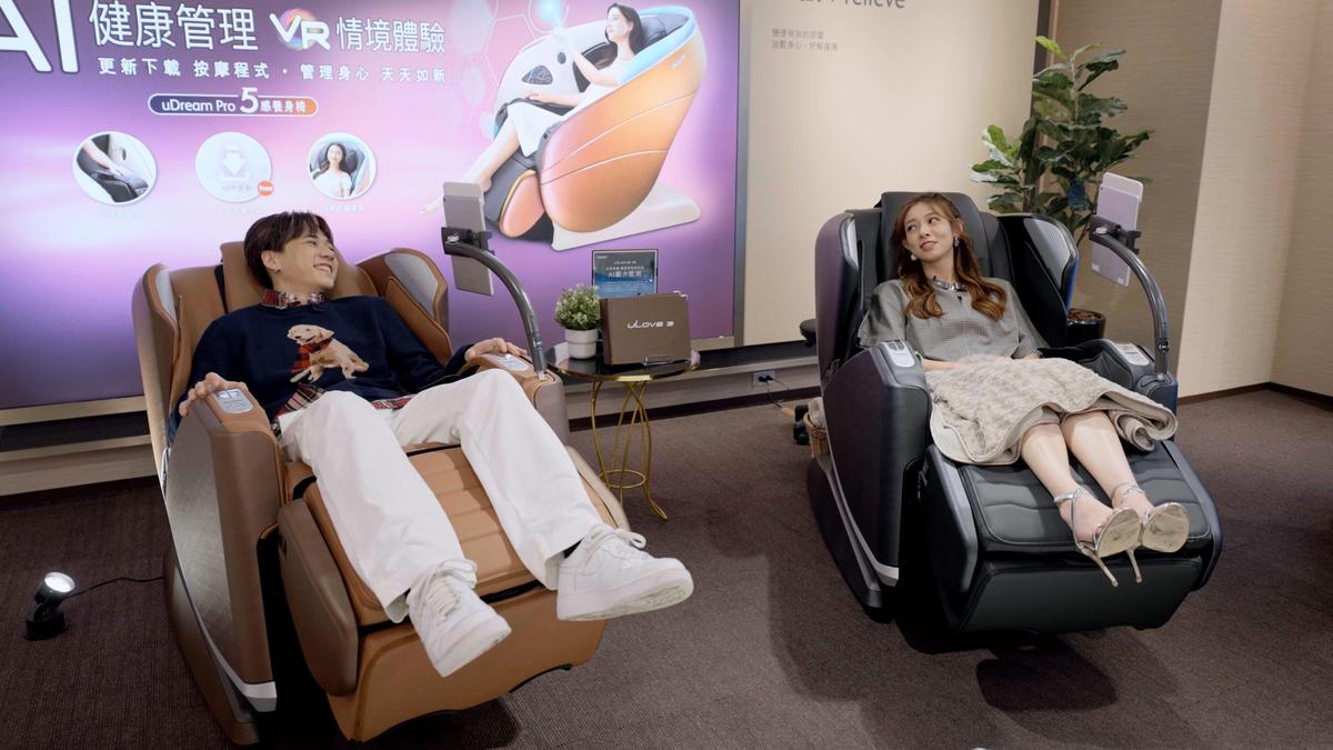 周祖安與林雅萱看到按摩椅就一屁股坐了上去，等Nelson結帳之餘順便閉目養神。