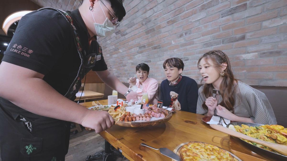 周祖安、Nelson與林雅萱3人到進金色三麥吃晚餐。