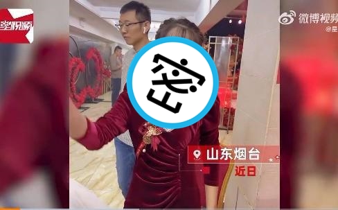 中國山東煙台有位年輕婆婆在喜宴大廳門口迎客，竟被賓客誤以為是新娘，大讚顏值逆天。（翻攝星視頻）