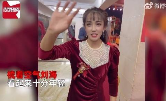 年輕婆婆喜宴當天搶新娘鋒頭,網友打趣問:「婆婆單身嗎?」。(翻攝星視頻)