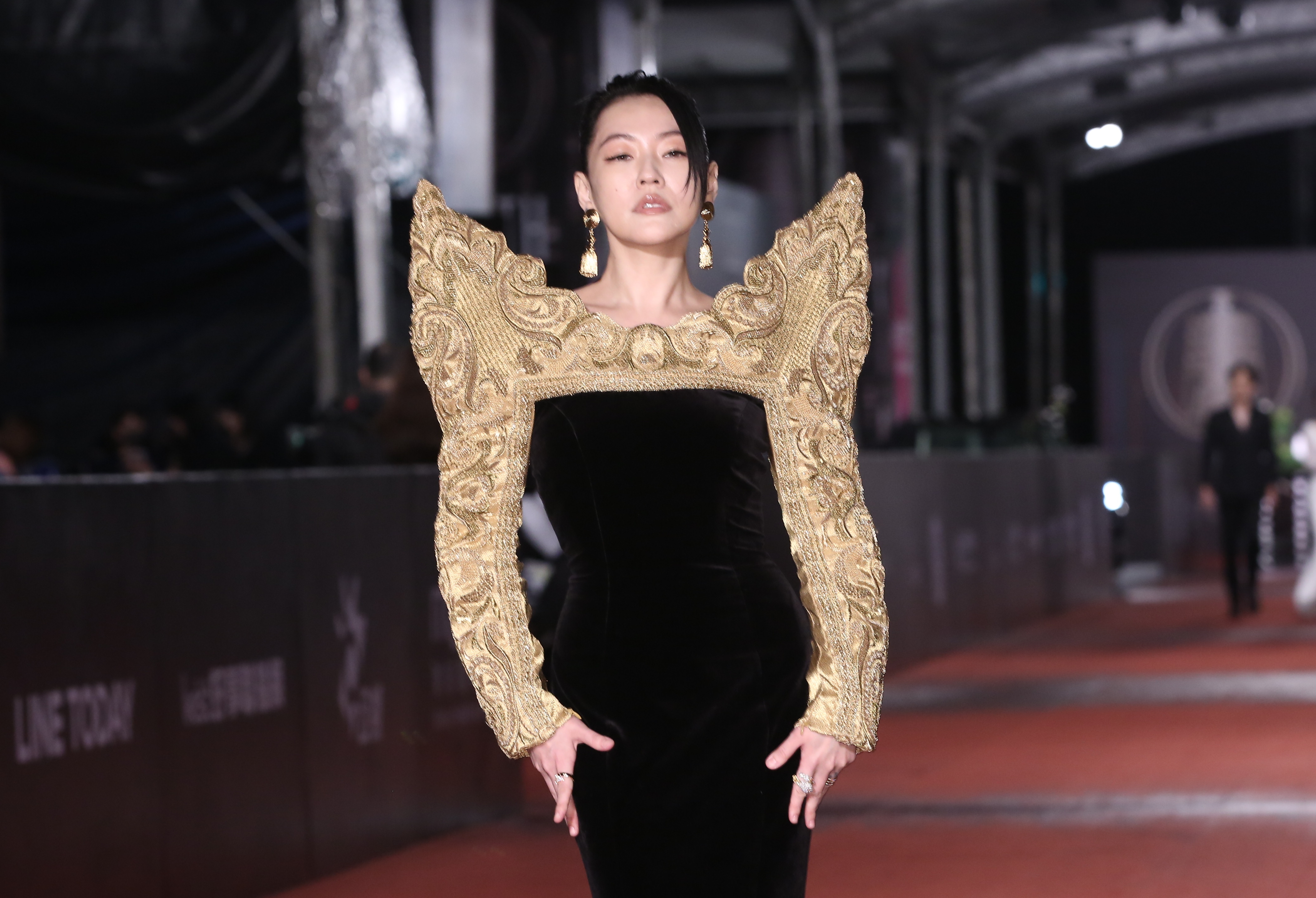 小S肩膀上超誇張高聳金色墊肩氣勢驚人。