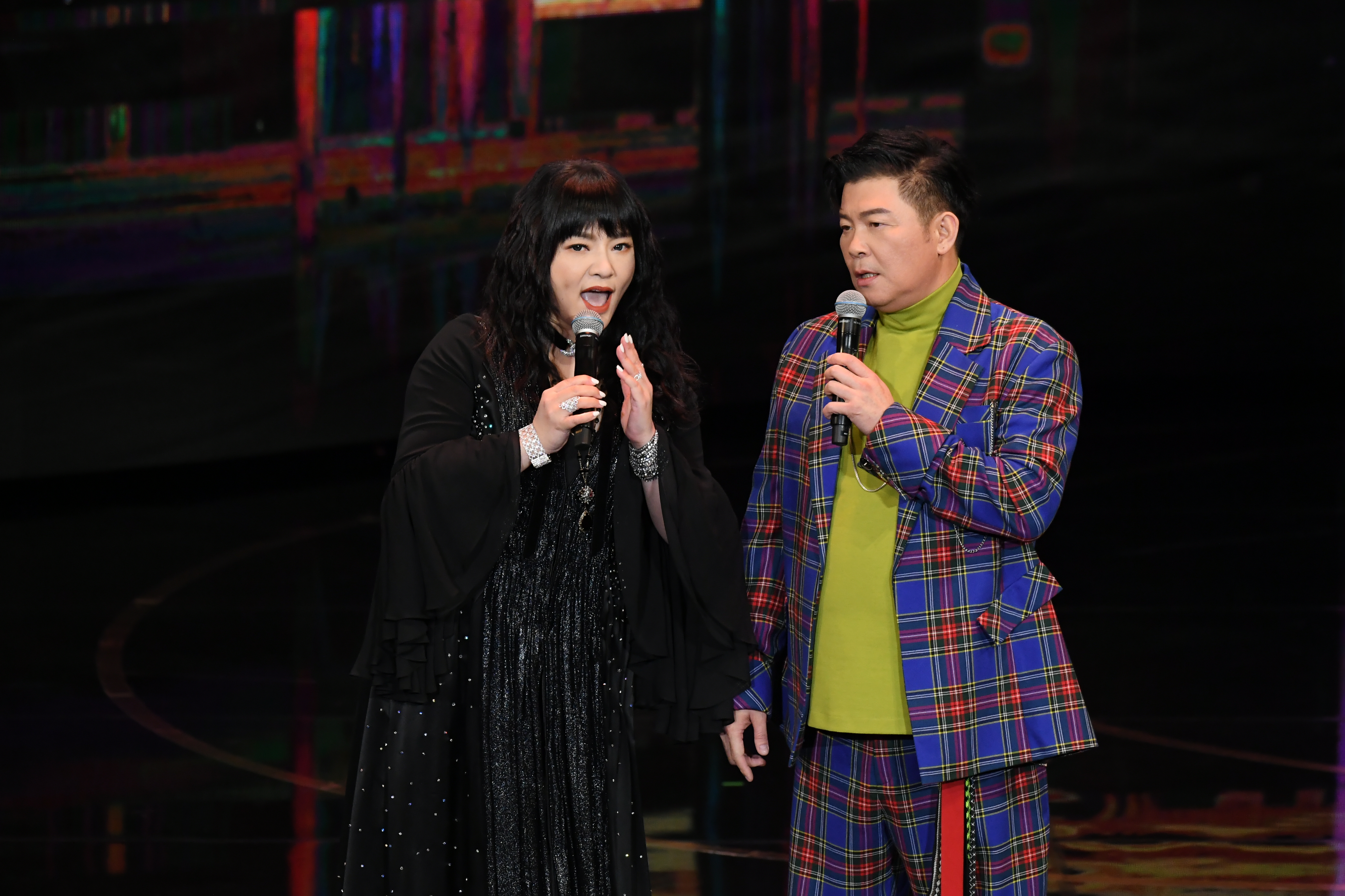 曾國城（右）搭檔唐綺陽主持電視金鐘「節目類」頒獎典禮。（三立提供）