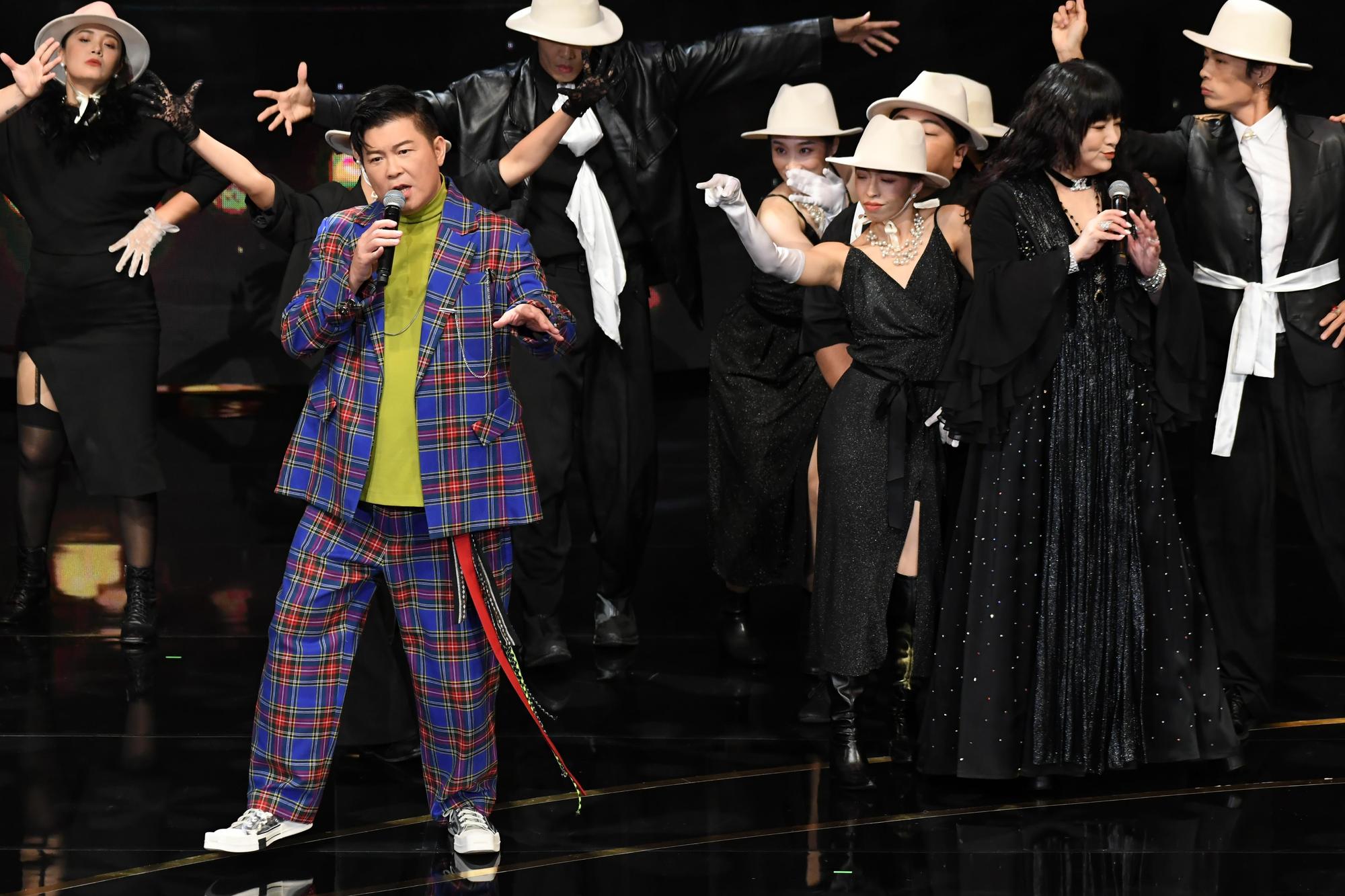 曾國城、唐綺陽擔當本屆金鐘主持人，兩人又唱又跳又rap《我要你的愛》。（三立提供）